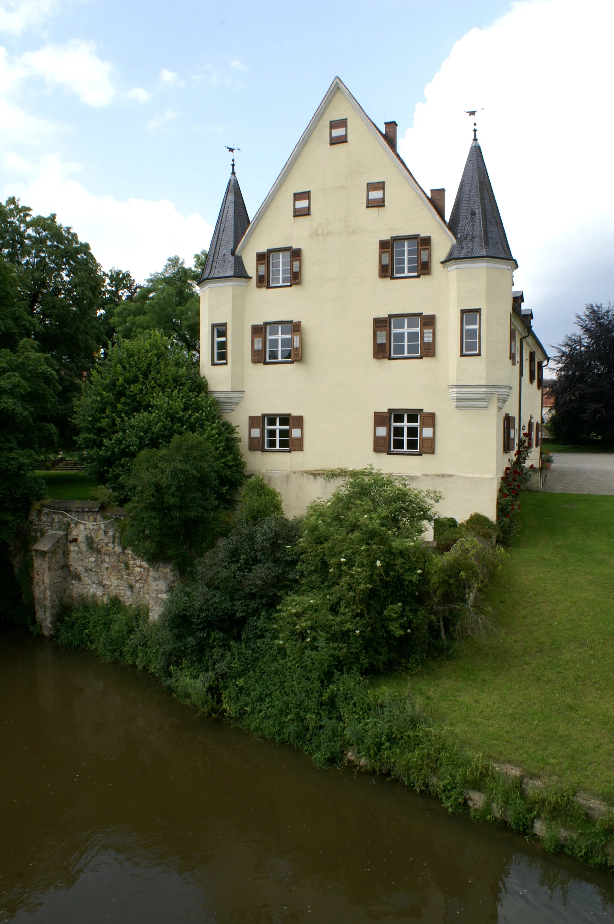 Photo showing: Schloss Zwiefaltendorf an der Donau wurde um 1660 erstmals urkundlich erwähnt. Bereits im 11. Jahrhundert stand hier eine Wasserburg, die Herzog Ulrich von Württemberg niederbrennen ließ