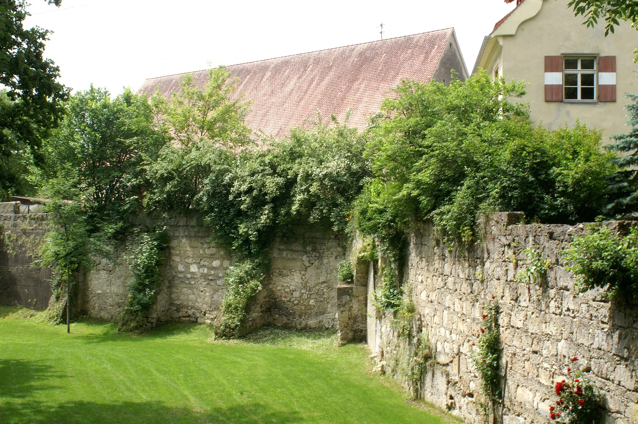 Photo showing: Burggraben von Schloss Zwiefaltendorf im Landkreis Biberach