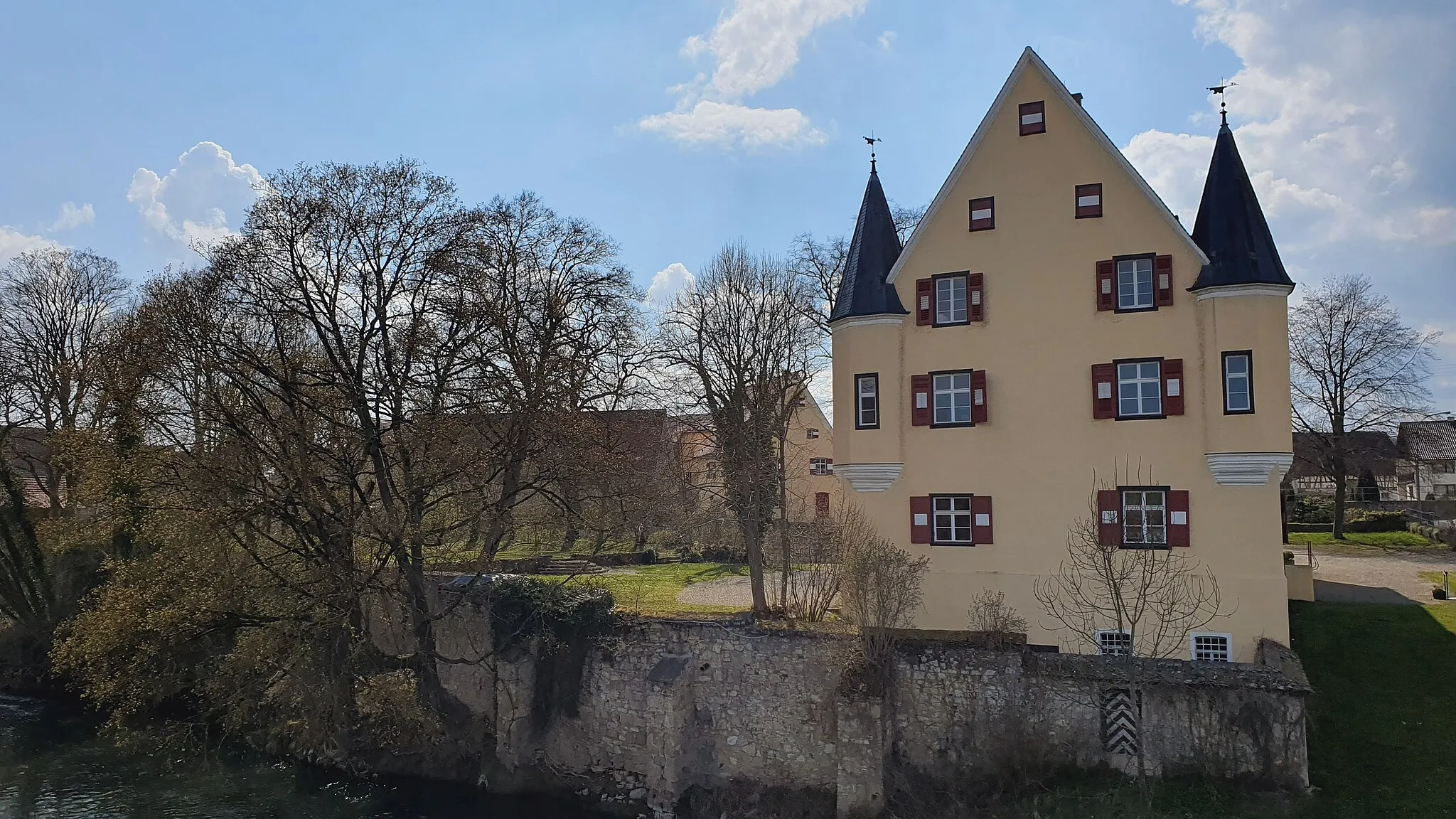 Photo showing: Das heutige Schloss Zwiefaltendorf steht an der Stelle der ehemaligen Wasserburg Zwiefaltendorf.