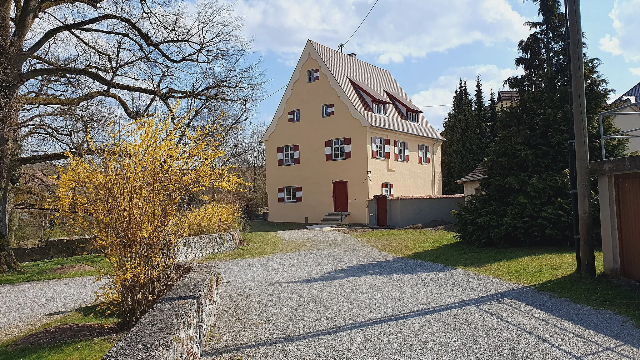 Photo showing: Nebengebäude von Schloss Zwiefaltendorf.