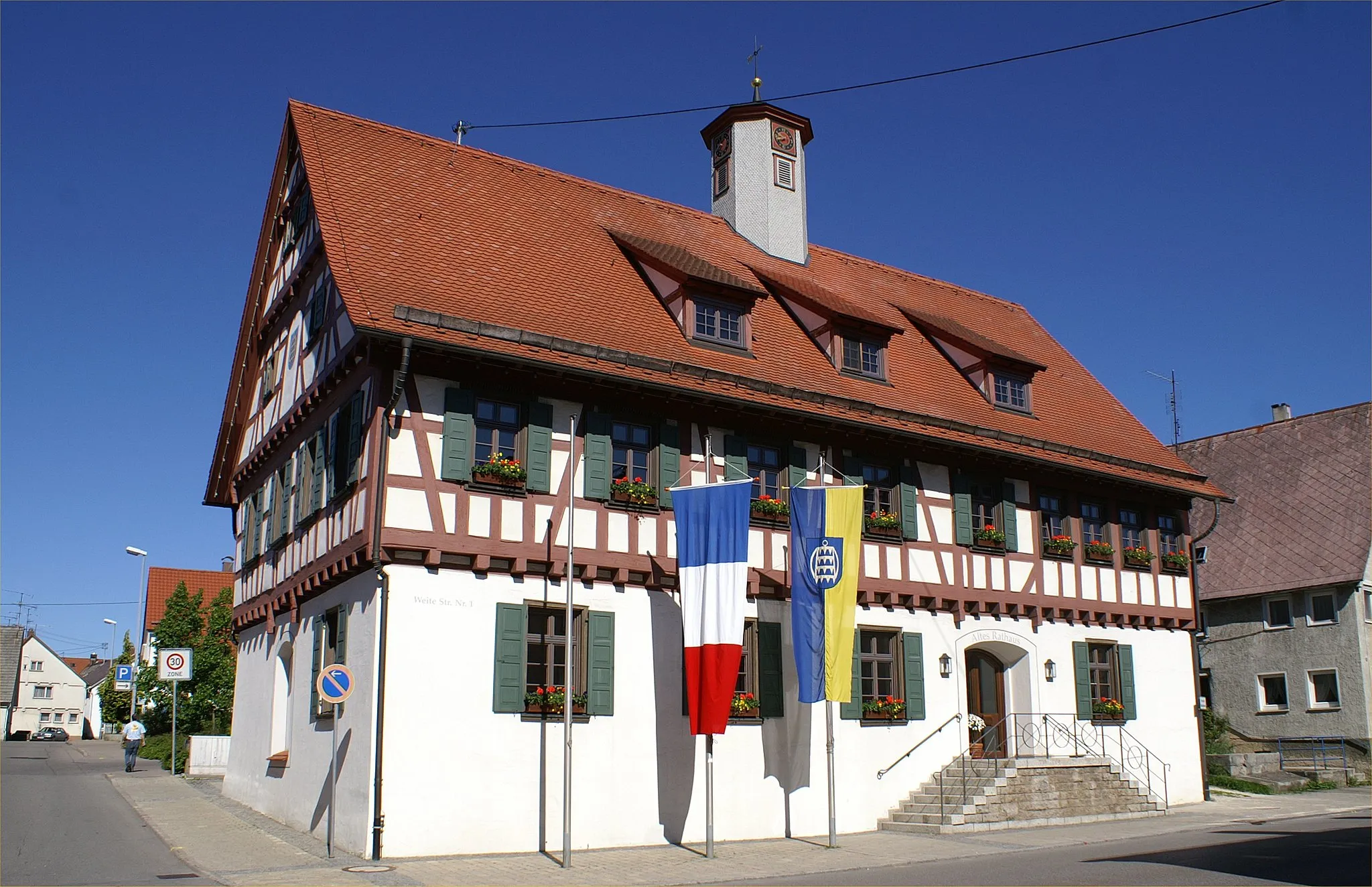 Photo showing: Altes Rathaus in Laichingen im Alb-Donau-Kreis. Beflaggung anlässlich des Besuchs von Gästen aus Ducey in der Normandie.