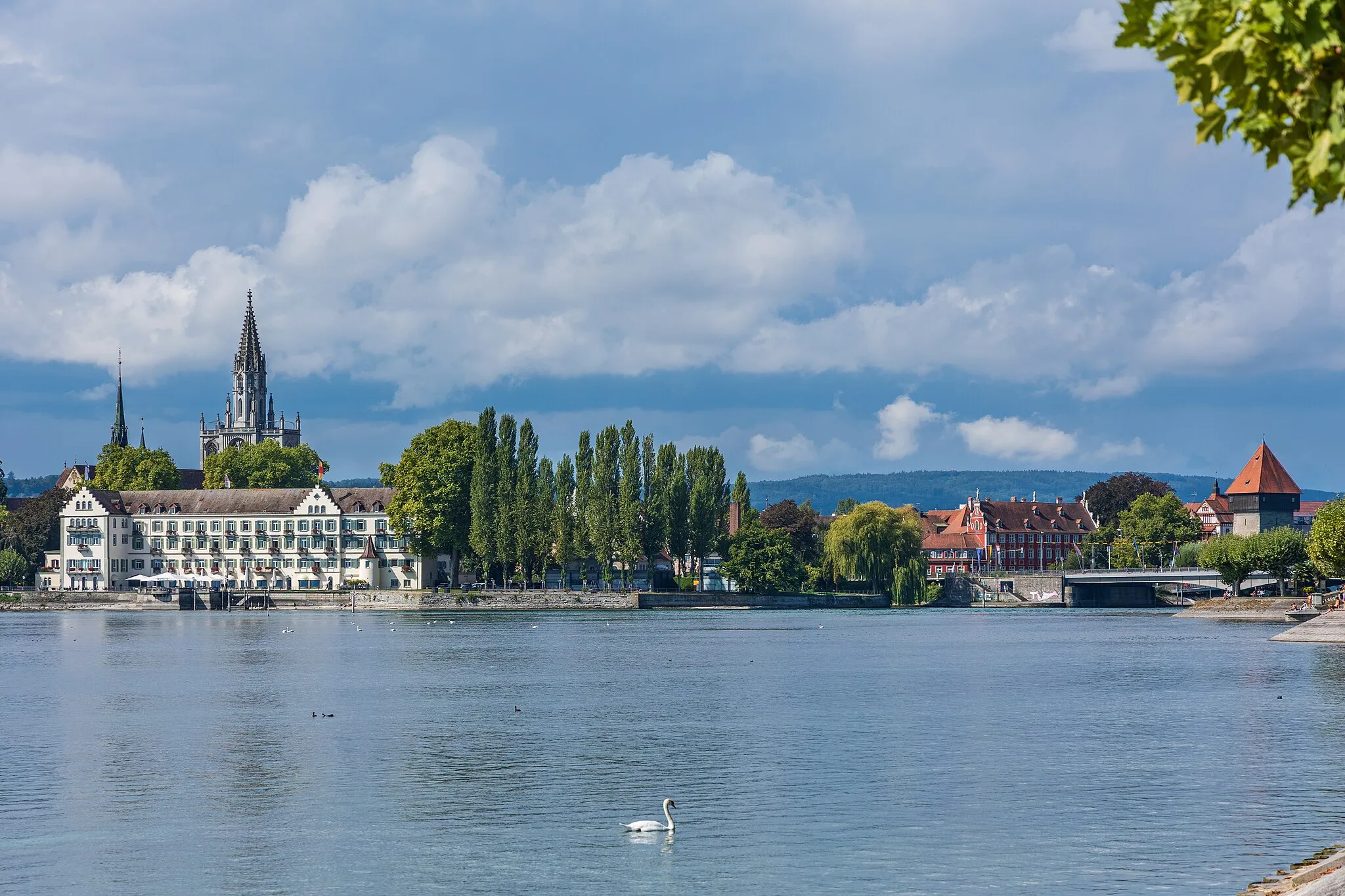 Photo showing: Konstanz: Bodensee mit Dominikanerinsel mit Steigenberger Inselhotel (ehem. Dominikanerkloster), dahinter der Turm des Münsters sowie rechts Domprobstei/Amtsgericht, Alte Rheinbrücke und Rheintorturm.
