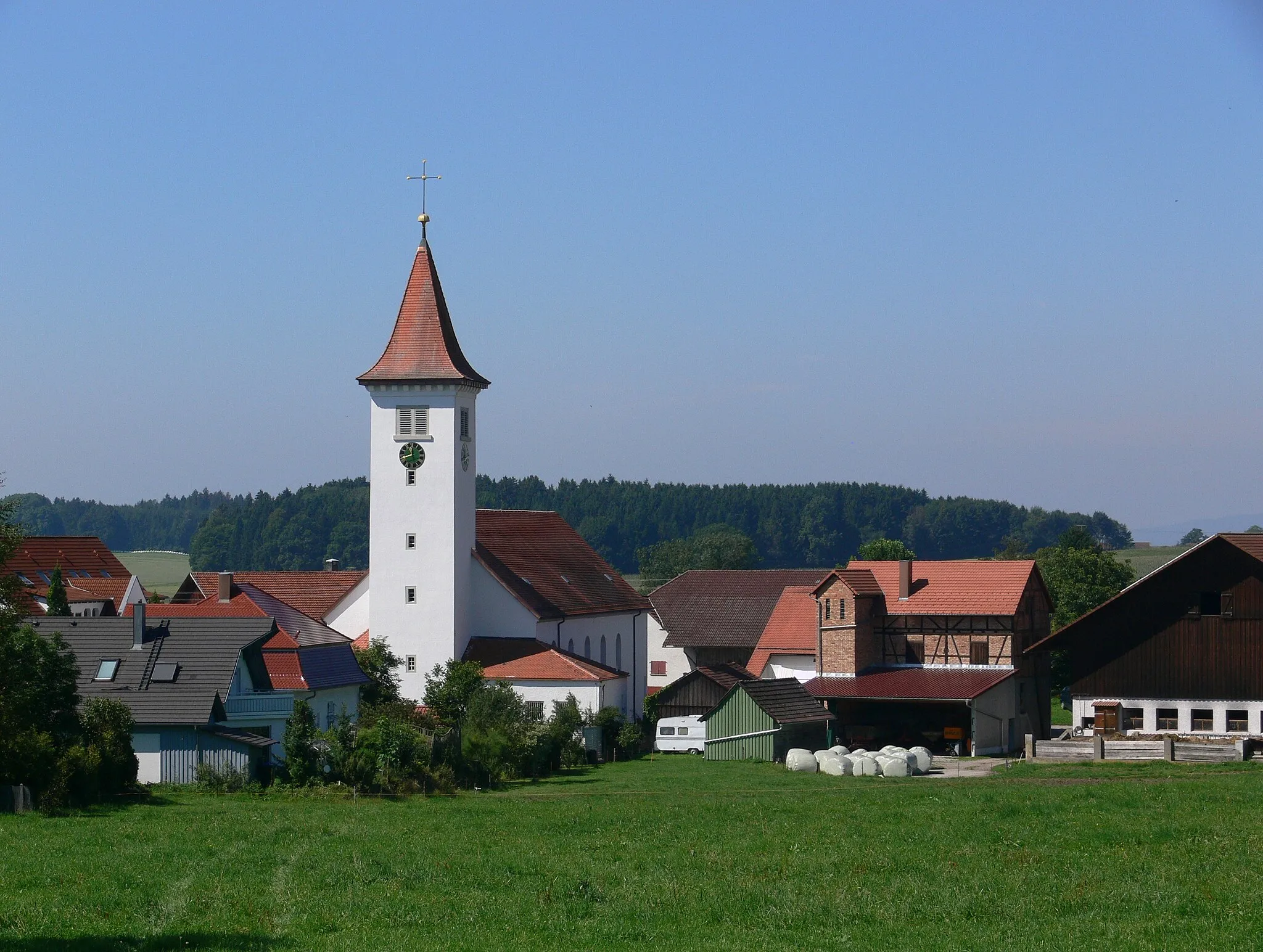 Photo showing: Schlier, Ansicht von Osten (von der Grund- und Hauptschule aus), mit Pfarrkirche St. Martin