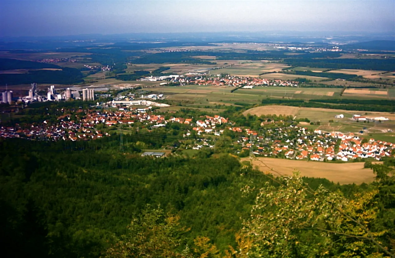 Photo showing: Dotternhausen vom Plettenberg gesehen. Links im Bild die Firma Holcim.
Autor: Michael Meding