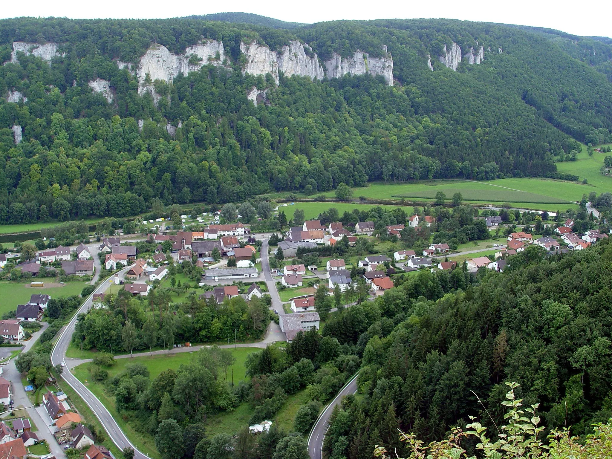 Photo showing: Das Dorf Hausen im Tal, Ortsteil der Gemeinde Beuron in Baden-Württemberg, von der Ruine des Schlosses Hausen aus gesehen (Nordansicht)