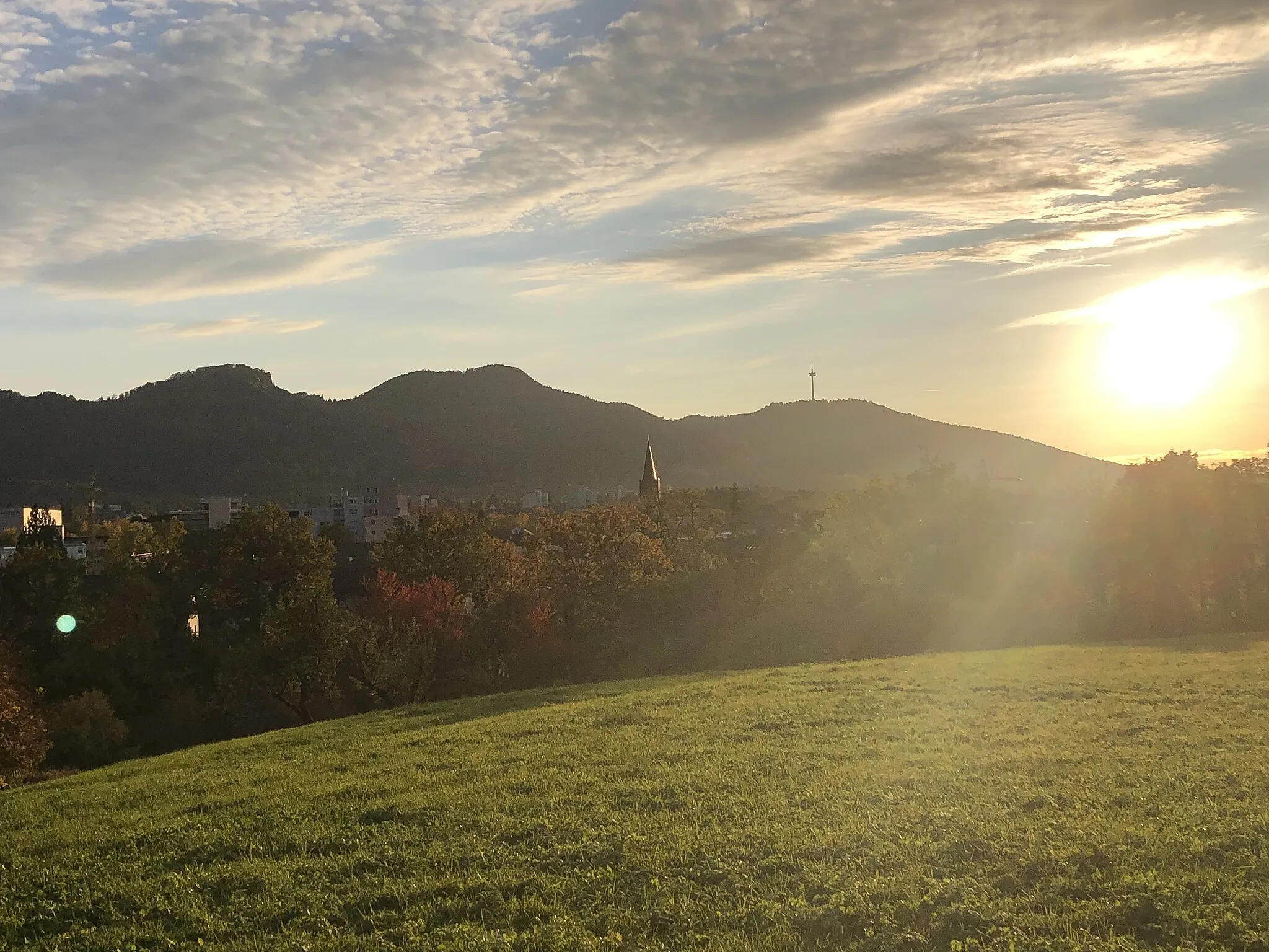 Photo showing: Blick über den Balinger Stadtteil Frommern auf die Balinger Berge (Lochenhörnle, Lochenstein, Plettenberg).