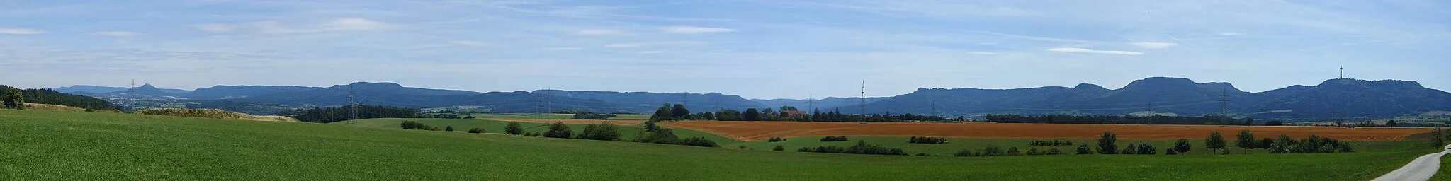 Photo showing: The Albtrauf from Farrenberg to Plettenberg. The Hohenzollern Castle at center left