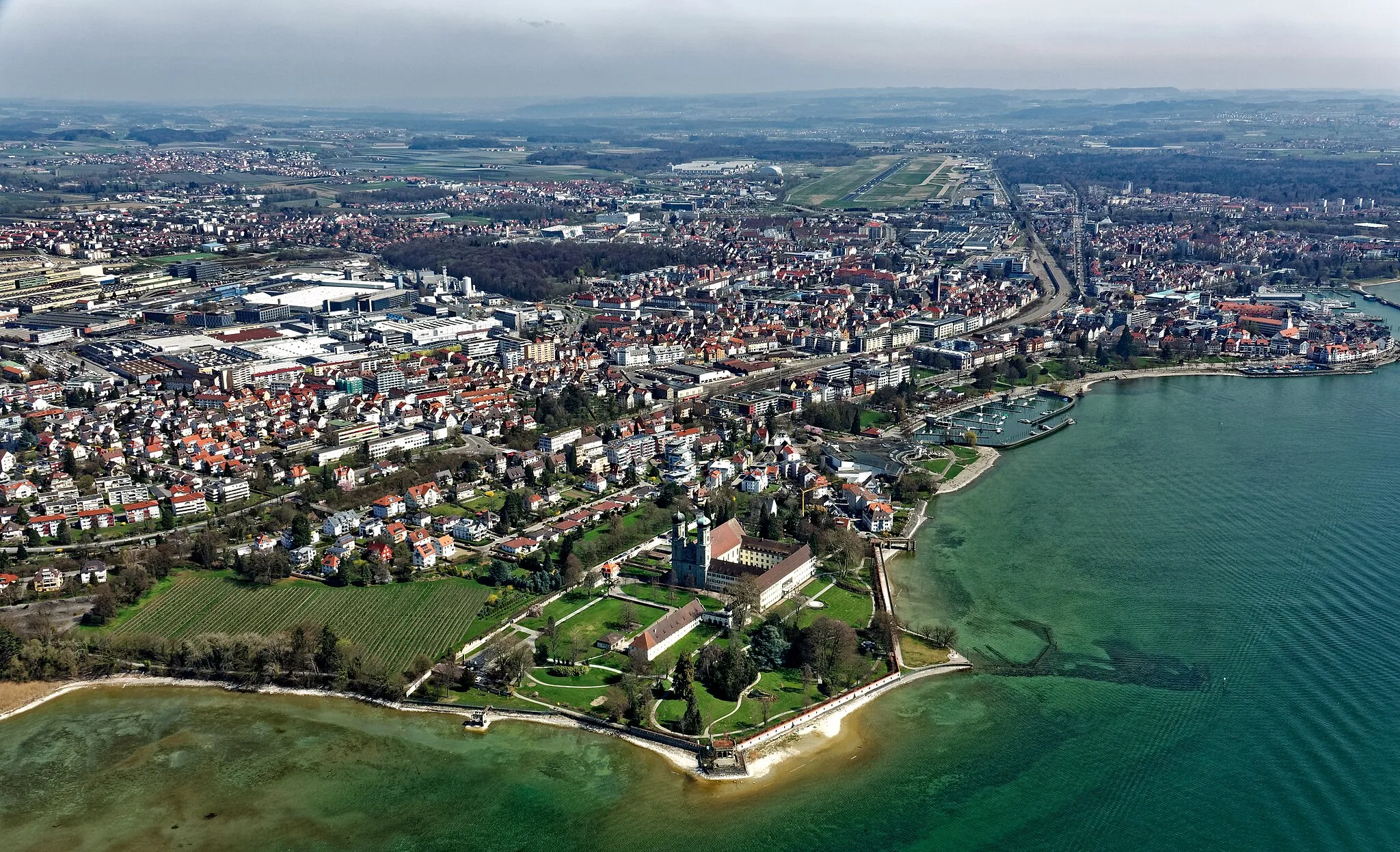 Photo showing: Friedrichshafen on Lake Constance photographed from Zeppelin.