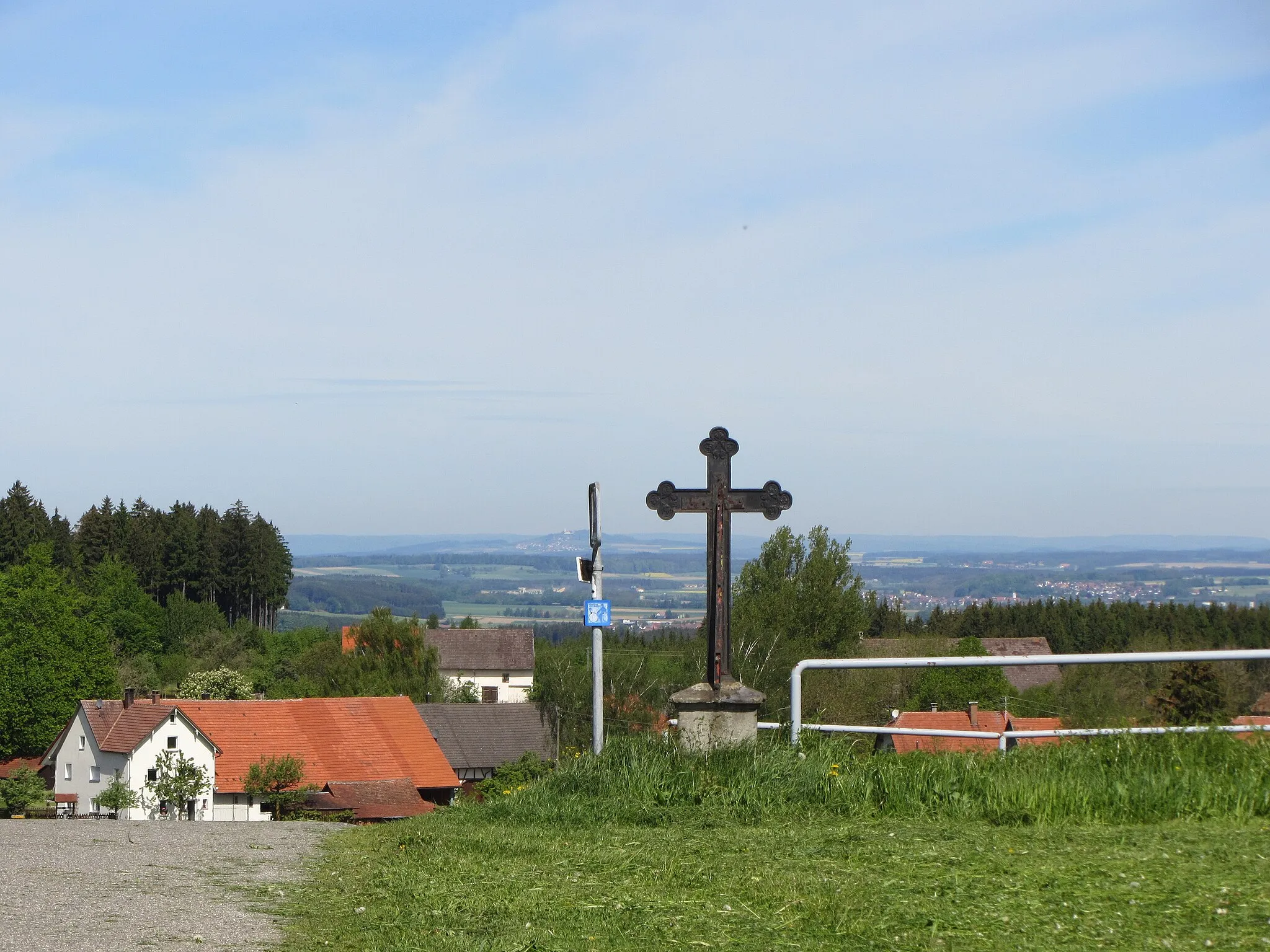 Photo showing: Grabener Höhe - Blick nach Norden auf den Bussen (Heiliger Berg Oberschwabens) - Dahinter Donautal und Schwäbische Alb