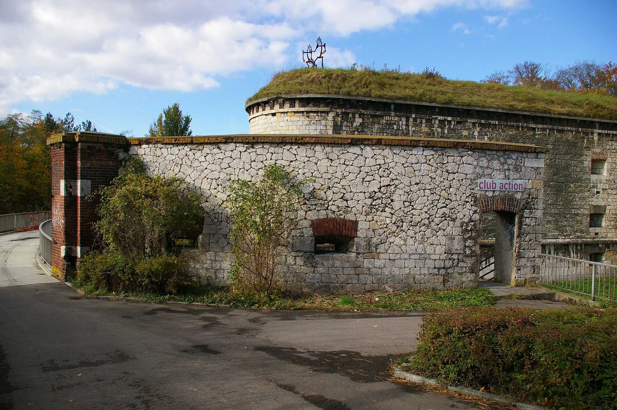 Photo showing: Escarpenmauer der Contregarde am Kienlesberg