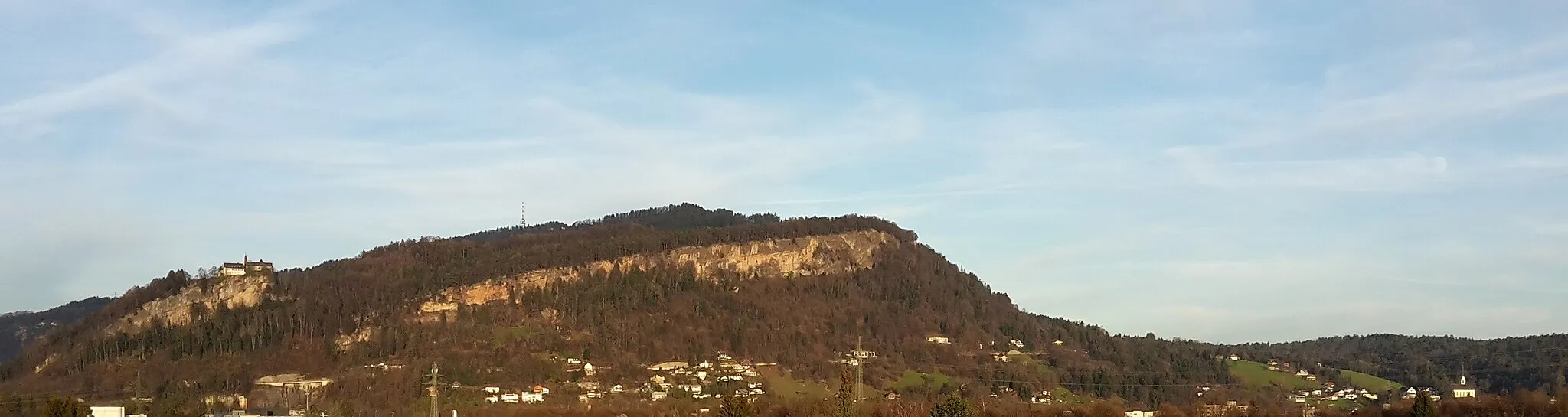 Photo showing: View from Lauterach (BORG) to the Gebhardsberg / Kanzelfelsen (Känzele) in Bregenz, Vorarlberg, Austria. Right the parish-church St. Joseph from the village Kennelbach