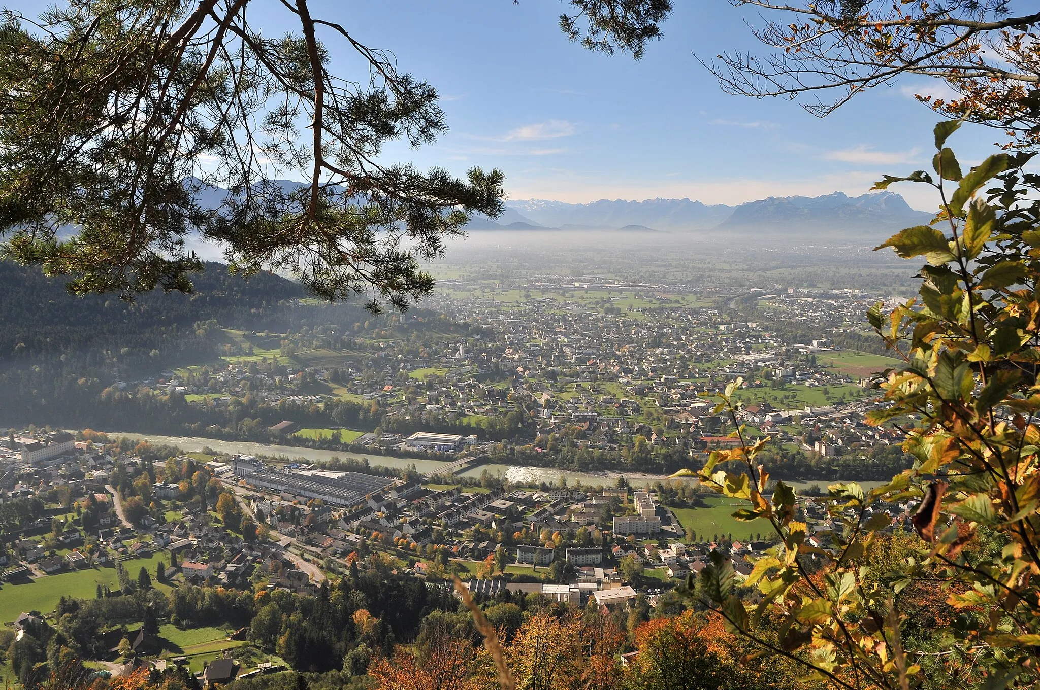 Photo showing: Blick vom Känzele in Bregenz auf Kennelbach. Hinter der Bregenzer Ache liegt Wolfurt.
