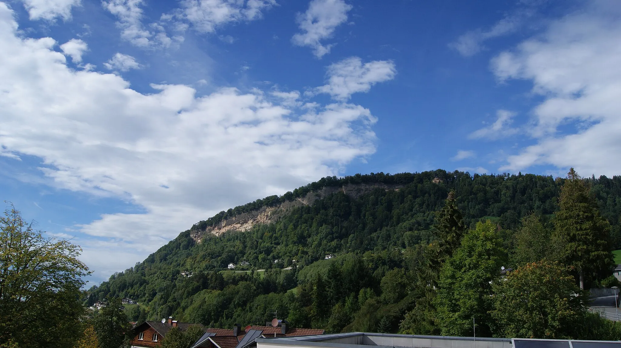 Photo showing: View from Kennelbach (elementary school) to the Gebhardsberg / Kanzelfelsen (Känzele).