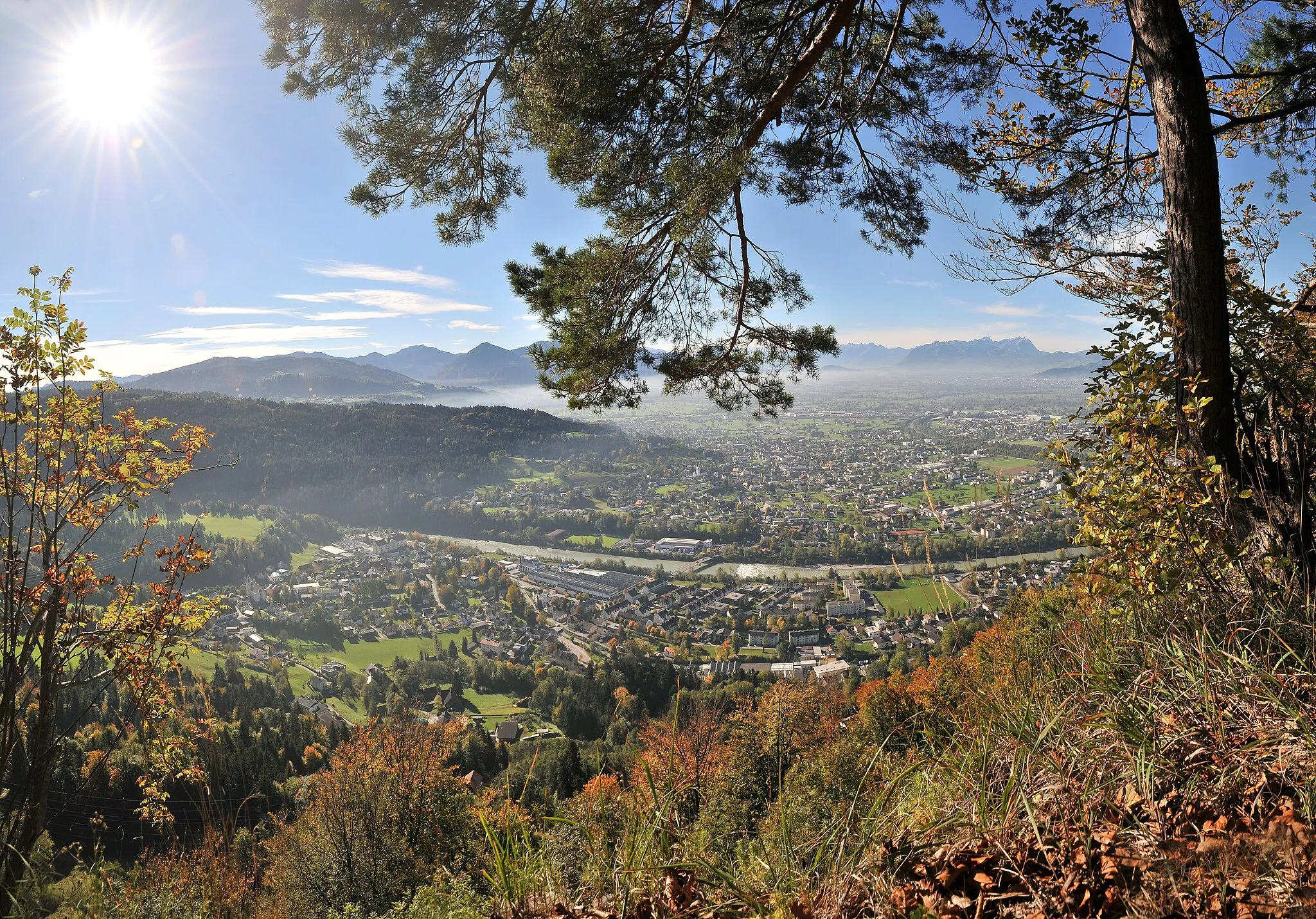 Photo showing: Blick vom Känzele in Bregenz auf Kennelbach. Hinter der Bregenzer Ache liegt Wolfurt.