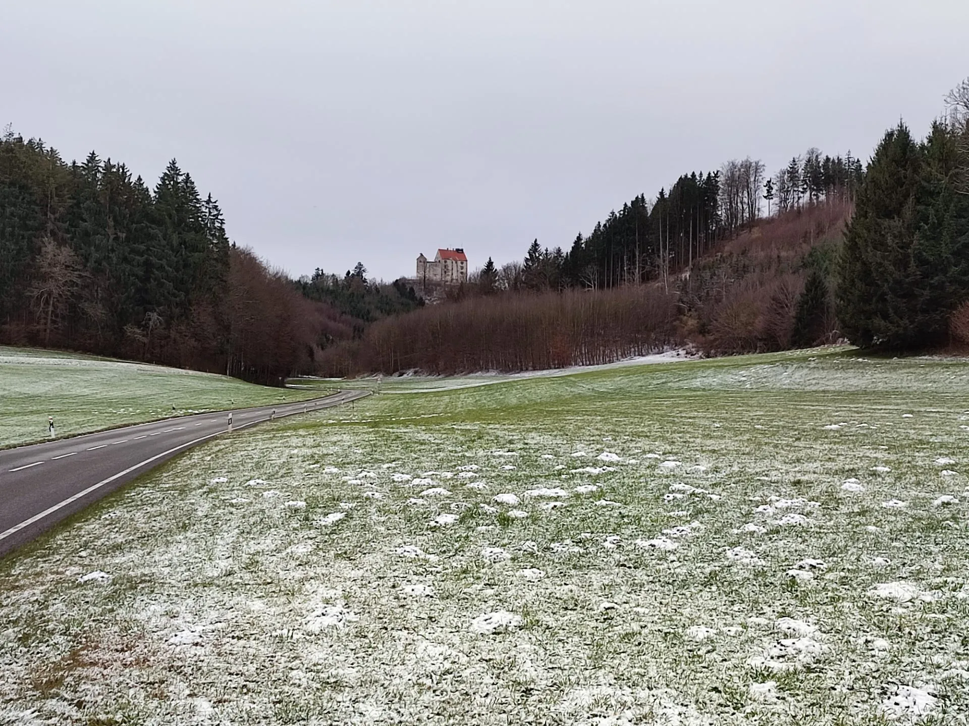 Photo showing: Liegt eindruckvoll in der von der Eiszeit geprägten oberschwäbischen Landschaft: die Waldburg, eine Landmarke in der Region