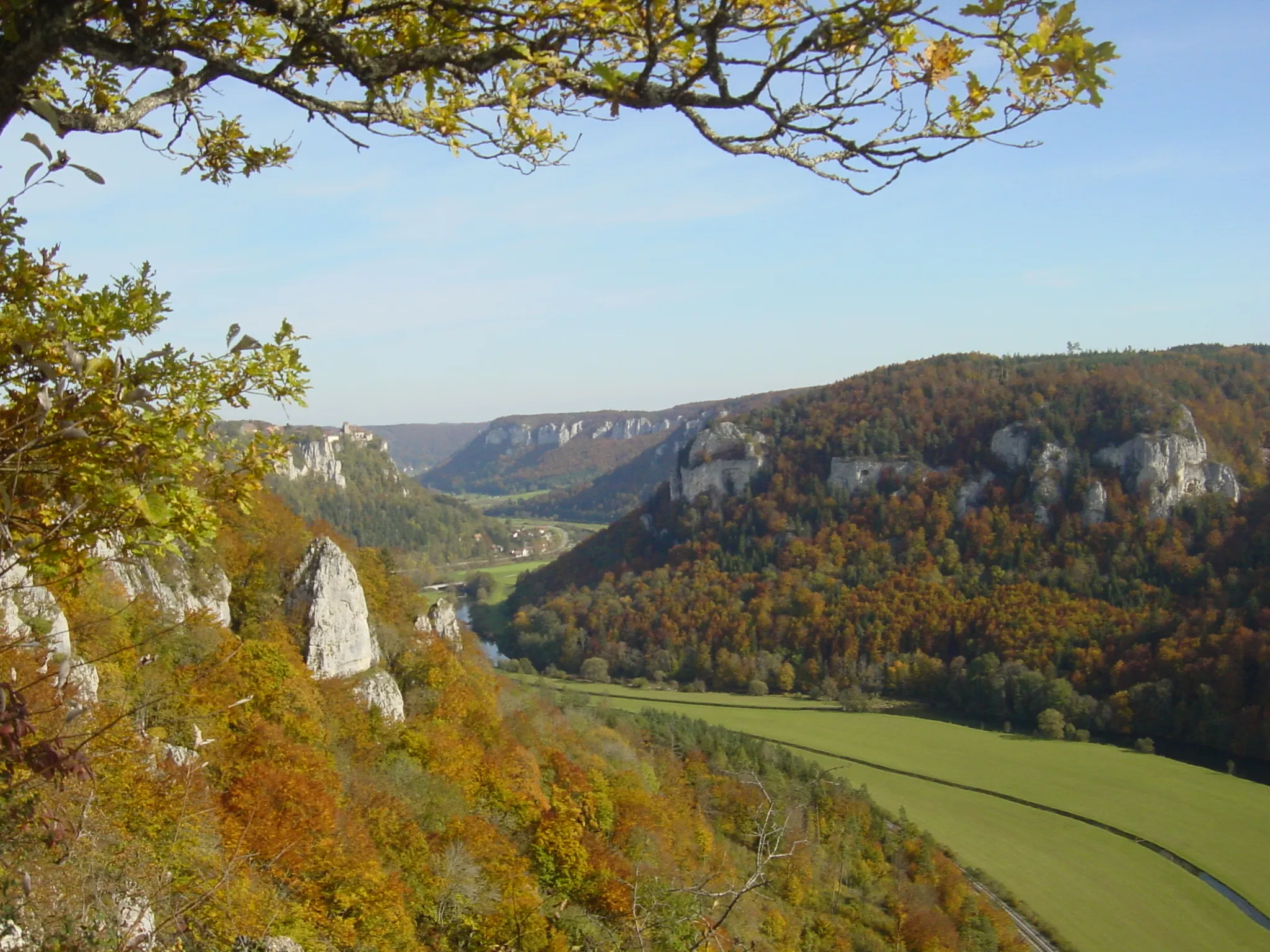 Photo showing: Blick vom Eichfelsen ins herbstliche Obere Donautal. Die Ortschaft, die im Tal zu erkennen ist, ist Langenbrunn (Ortsteil von Hausen im Tal) Gemeinde Beuron. Oberhalb von Langenbrunn ist das Schloß Werenwag zu erkennen.