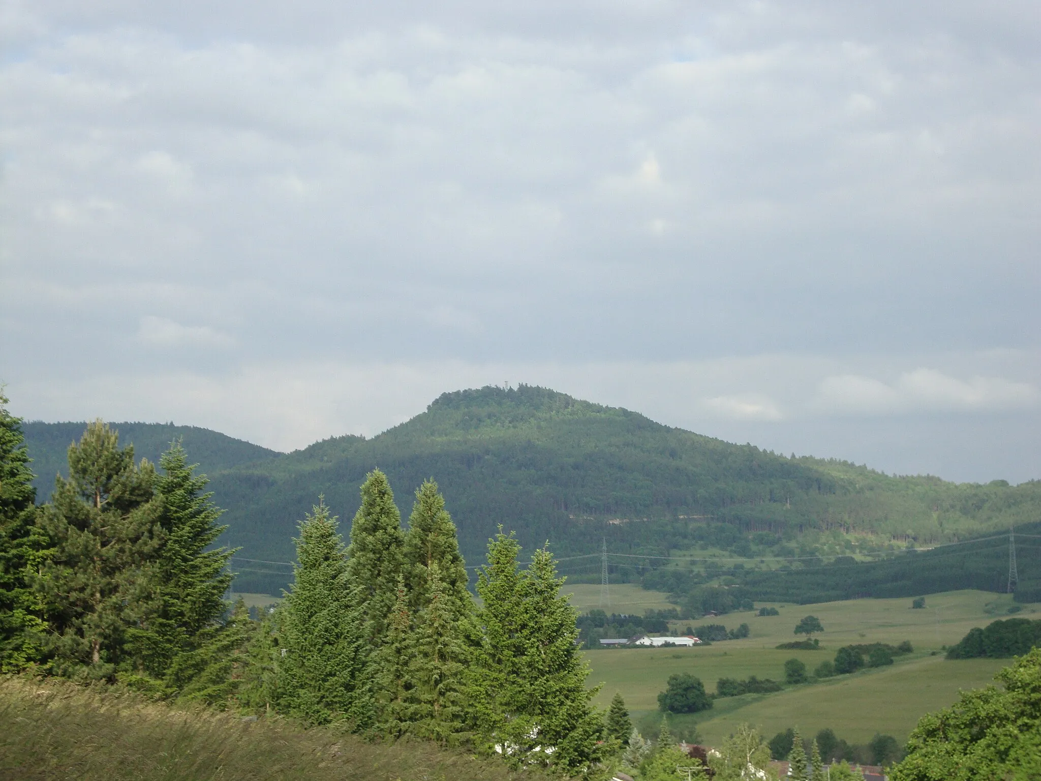 Photo showing: Lemberg seen from Wellendingen - pretty good to see with viewing tower. Lemberg is the highest point of the swabian alb with 1015 m ASL.