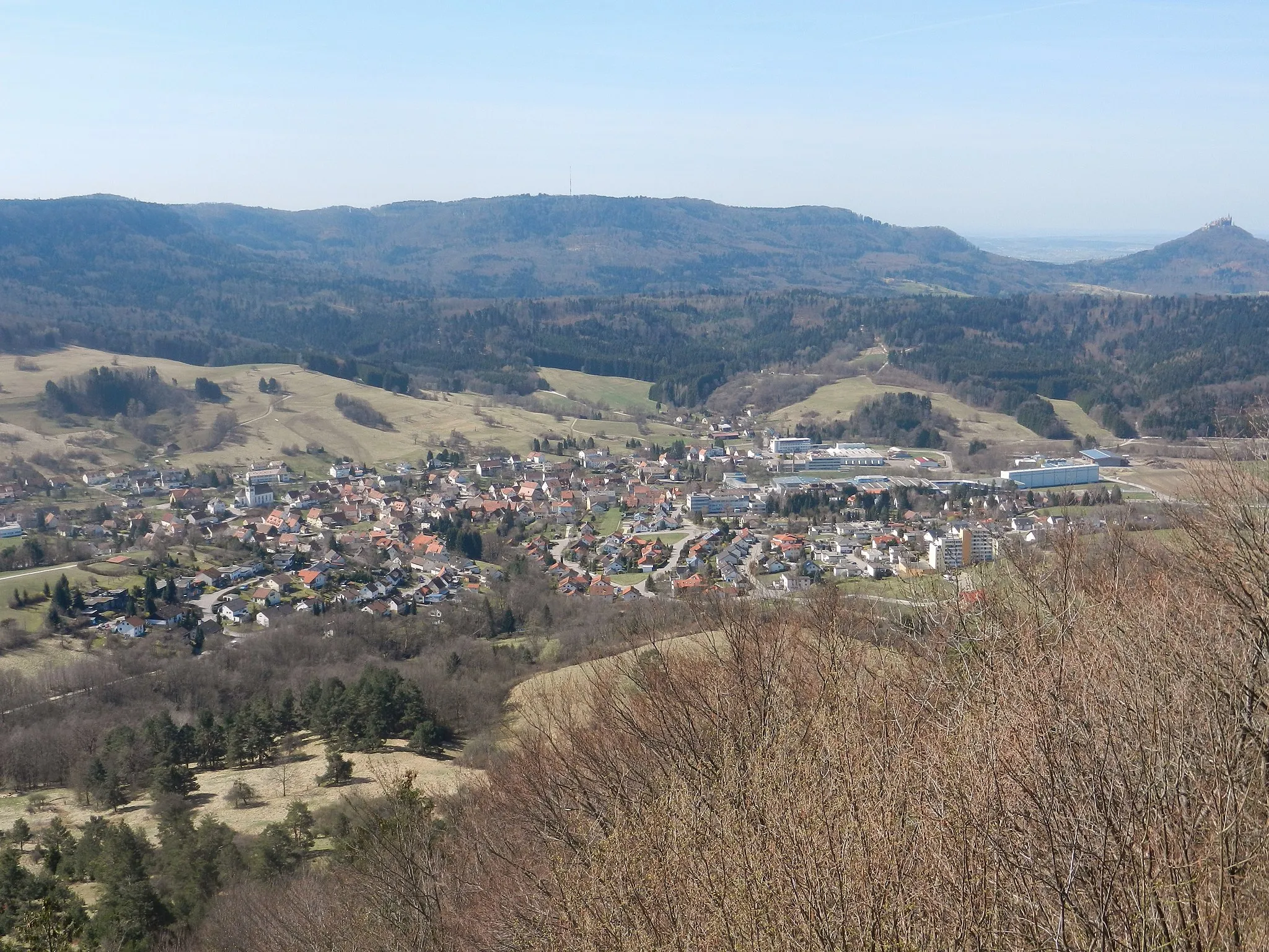 Photo showing: Jungingen, im Hintergrund die Burg Hohenzollern (rechts) und der Raichberg (mitte)