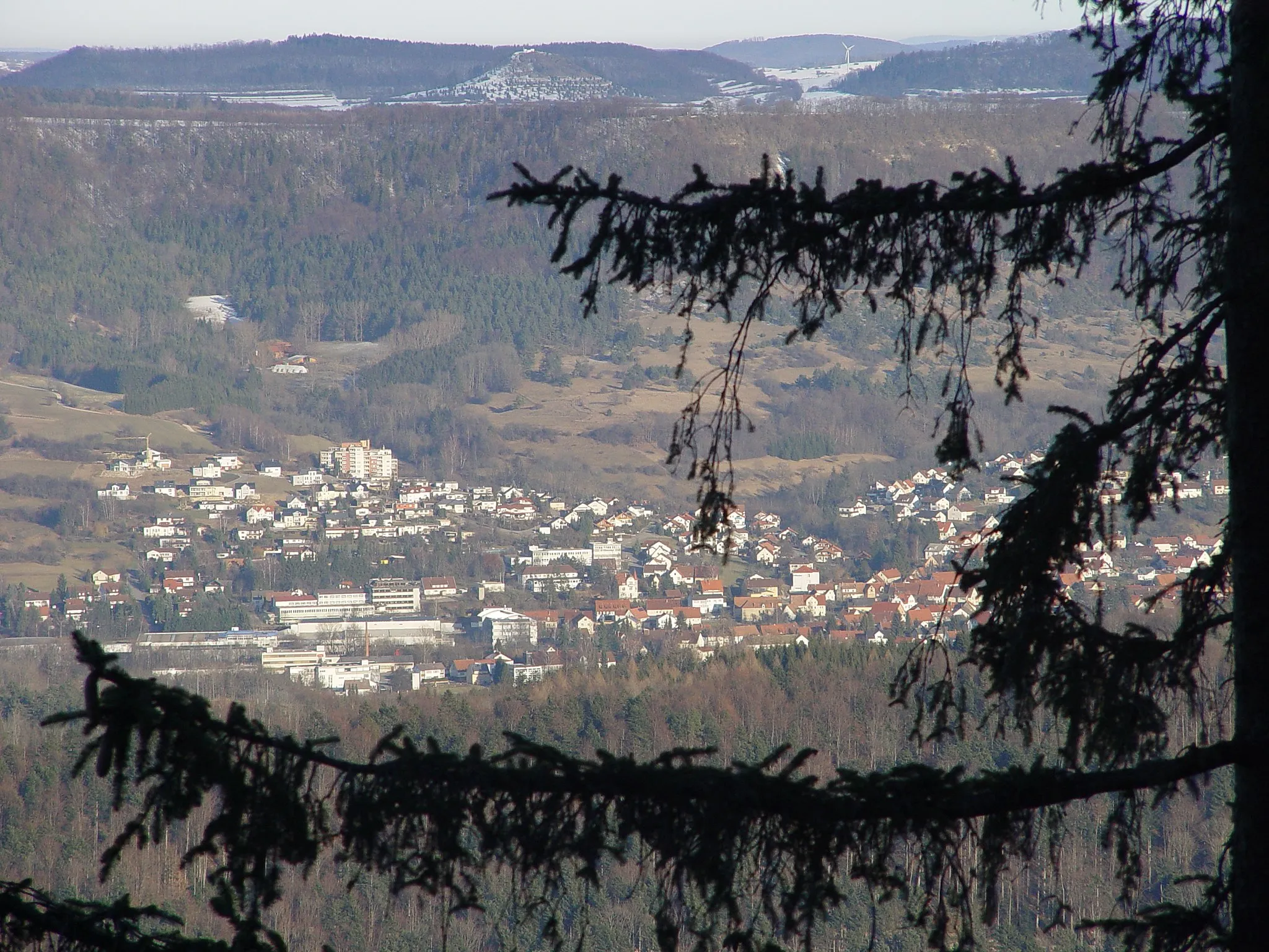 Photo showing: Jungingen vom Raichberg aus gesehen, im Hintergrund der Kornbühl und dahinter der Windpark Himmelberg