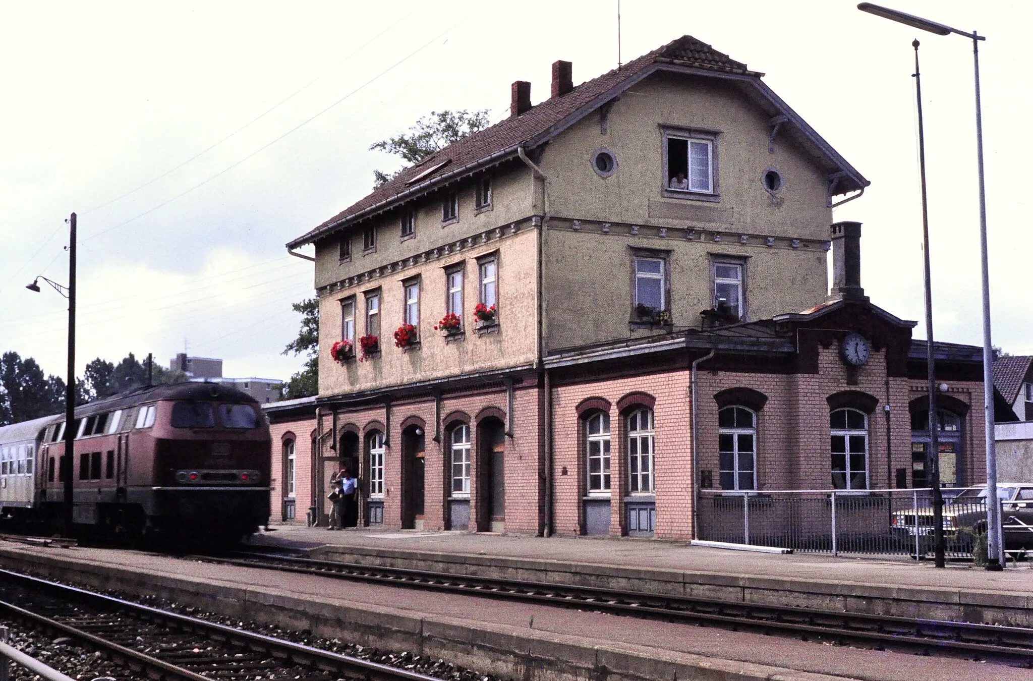 Photo showing: Der Bahnhof Warthausen war noch örtlich besetzt, jedoch als SPNV-Halt (gab es das Wort damals überhaupt schon) aufgelassen. Das Vordach war ledier bereits entfernt. Thomas lenkt den Fahrdienstleister bei der Zugbeobachtung ab.