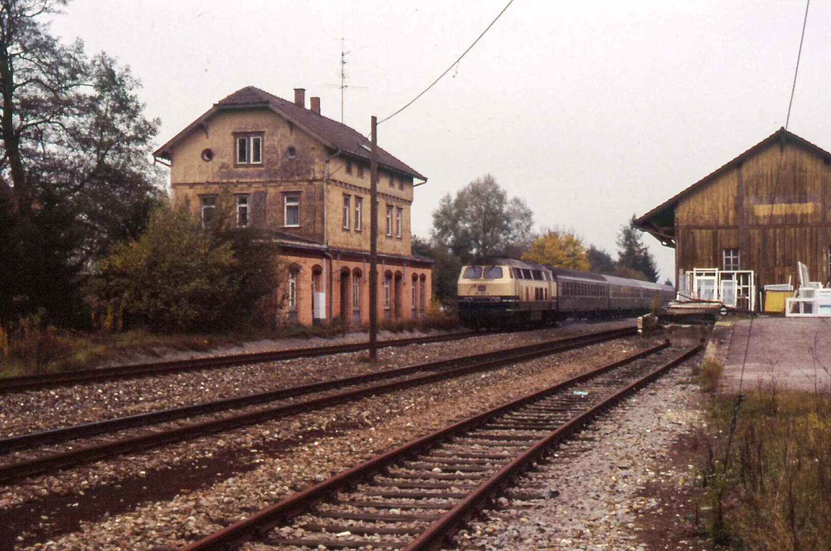 Photo showing: Assumed to be Warthausen station as one of Ulm's many 215 passes on Silberlinge. Formerly the endpoint of the freight-only version of the Oechsle-bahn.