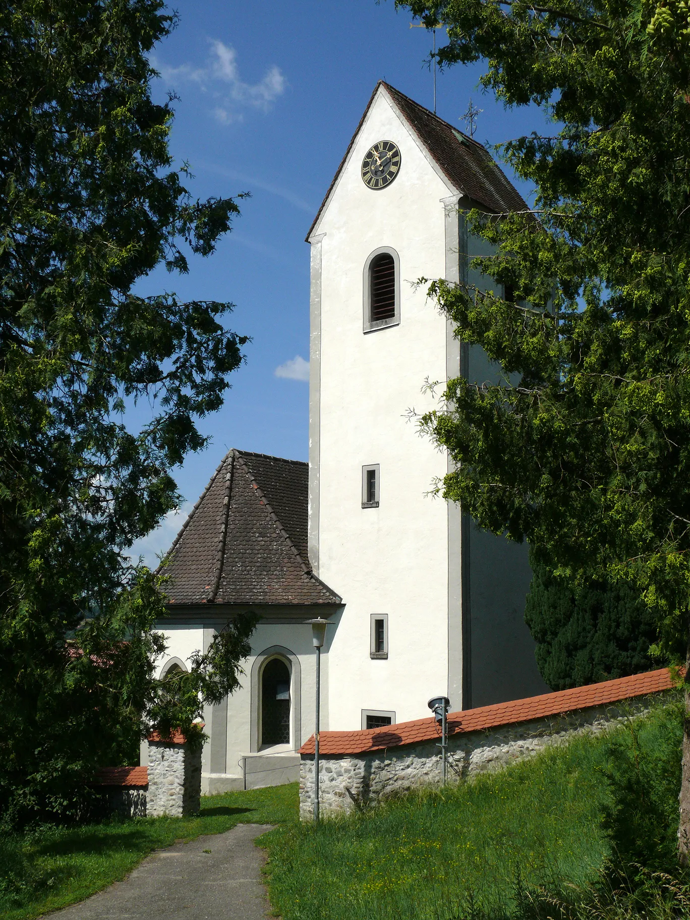Photo showing: View of the Saint Pancratius Church in Altheim, a district of Frickingen (Baden-Württemberg, Germany), from the east side.