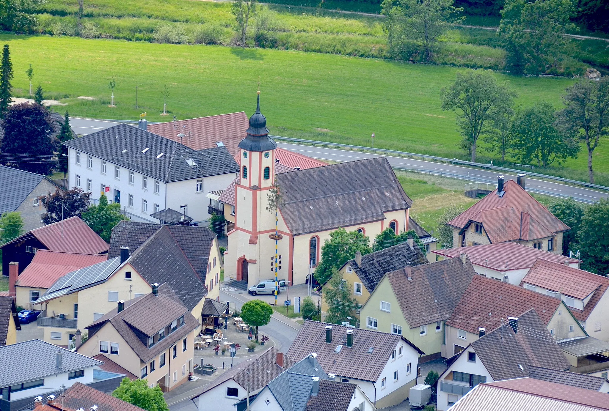 Photo showing: Pfarrkirche St. Johannes und Rathaus in Bärenthal im Landkreis Tuttlingen