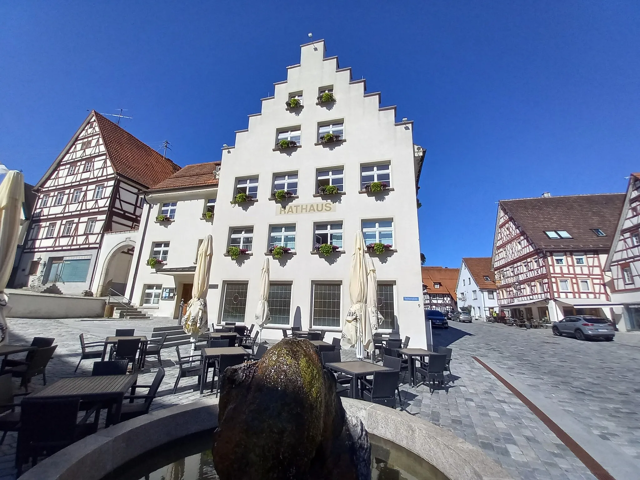 Photo showing: Rathaus von Trochtelfingen (Landkreis Reutlingen), eingerahmt von Fachwerkhäusern