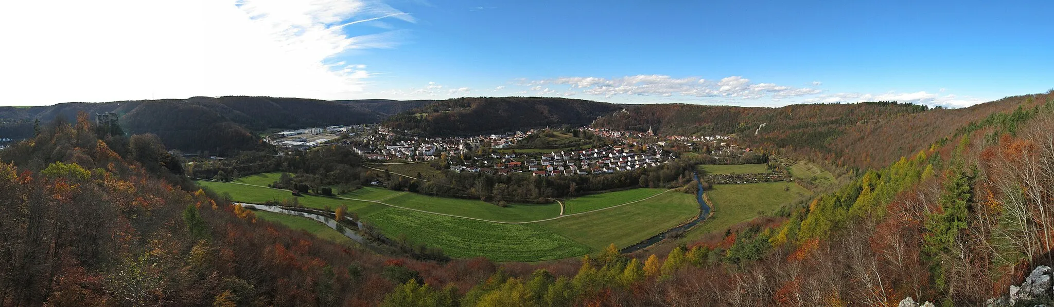 Photo showing: 180°-Panorama-Blick vom Knoblauchfelsen (651 m) nach Westen auf Blaubeuren (513 m), im Vordergrund fließt die Blau, links im Süden steht die Ruine Hohengerhausen (auch Rusenschloss).