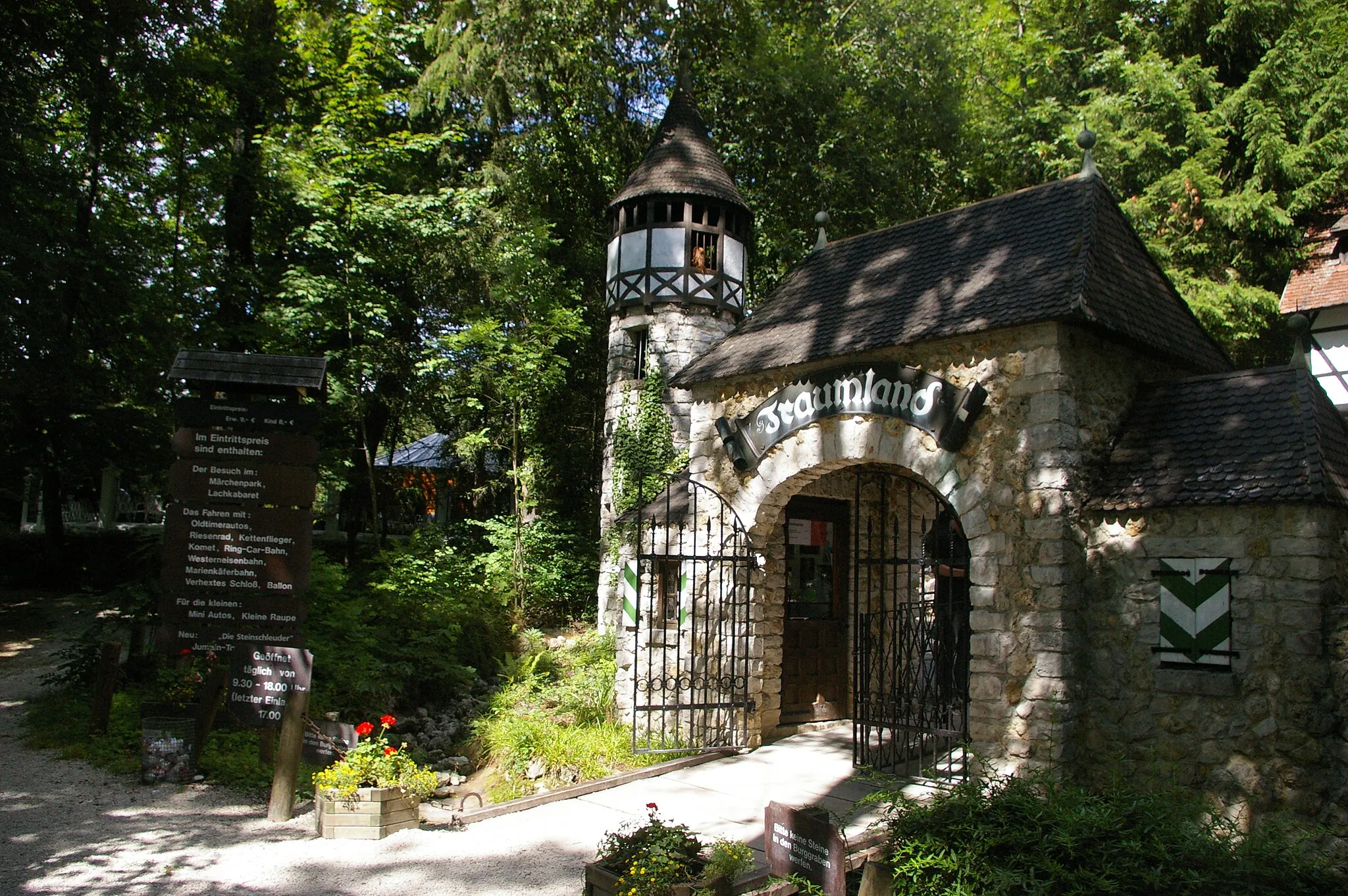Photo showing: Entrance of the Traumlandpark near the Bärenhöhle.