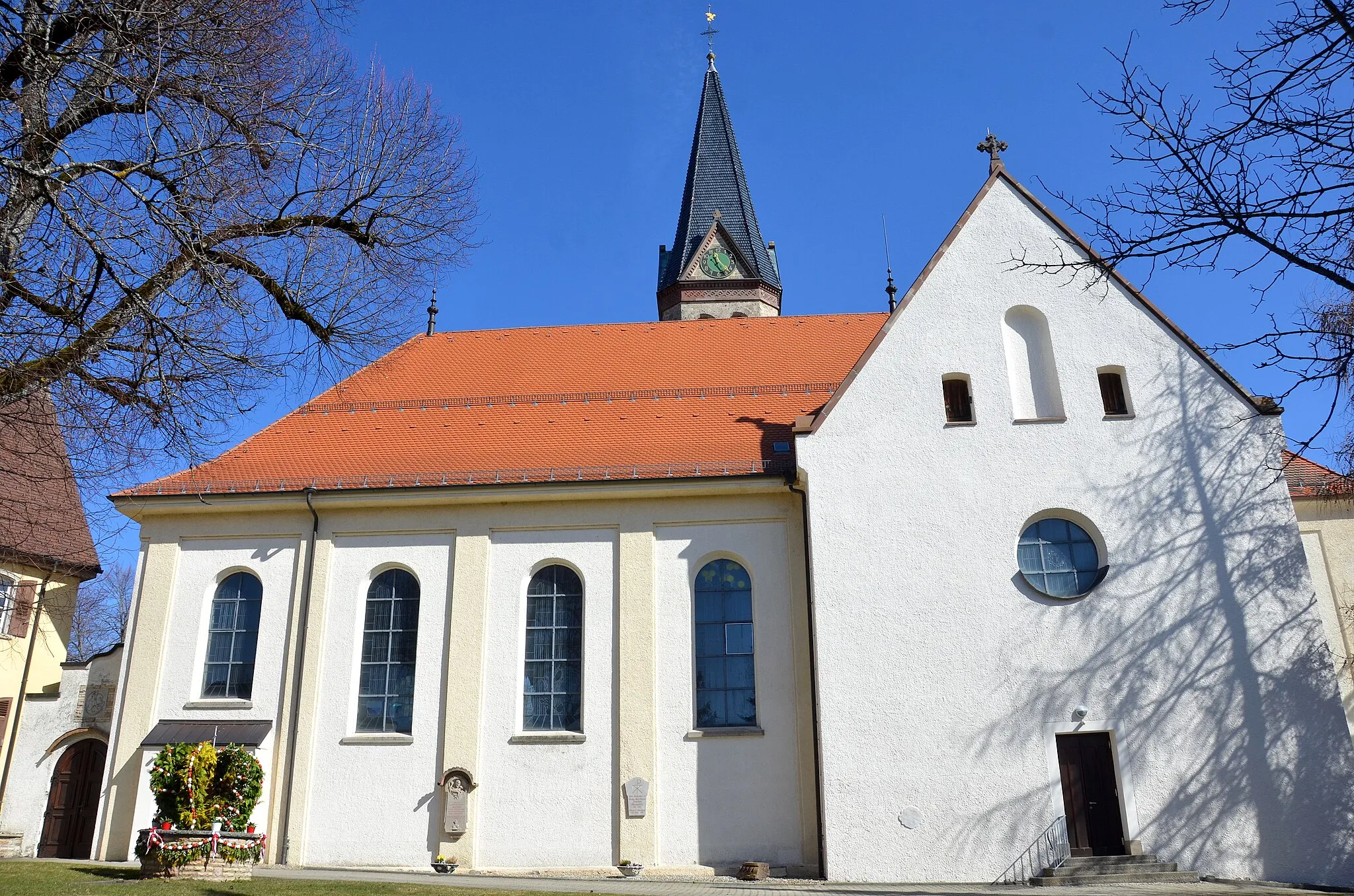 Photo showing: Pfarrkirche St. Afra und Osterbrunnen in Obernheim im Zollernalbkreis