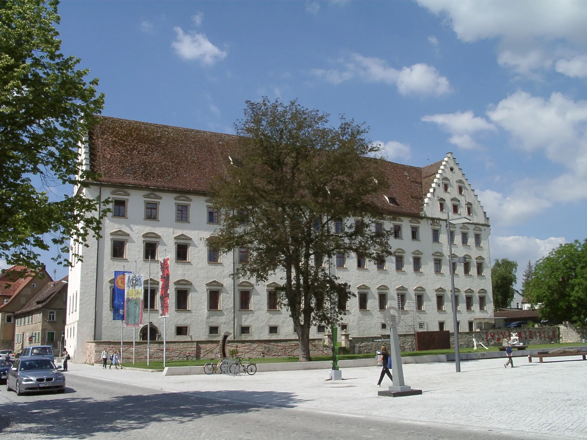 Photo showing: Episcopal mansion at the Eugen-Bolz-Square in Rottenburg am Neckar (District of Tübingen, State of Baden-Württemberg, Germany). The Palace was built in 1657/58 under the Barons of Hohenberg. The building with two wings and remarkable crow-stepped gables served the Jesuit order from 1691 to 1773 as course of lectures with a grammar school. Subsequently it was the domicile of an Austrian authority and from 1806 on it was the domicile of an authority of the Kingdom of Württemberg. When in 1821 the Diocese of Rottenburg was founded the palace became the episcopal administrative centre.