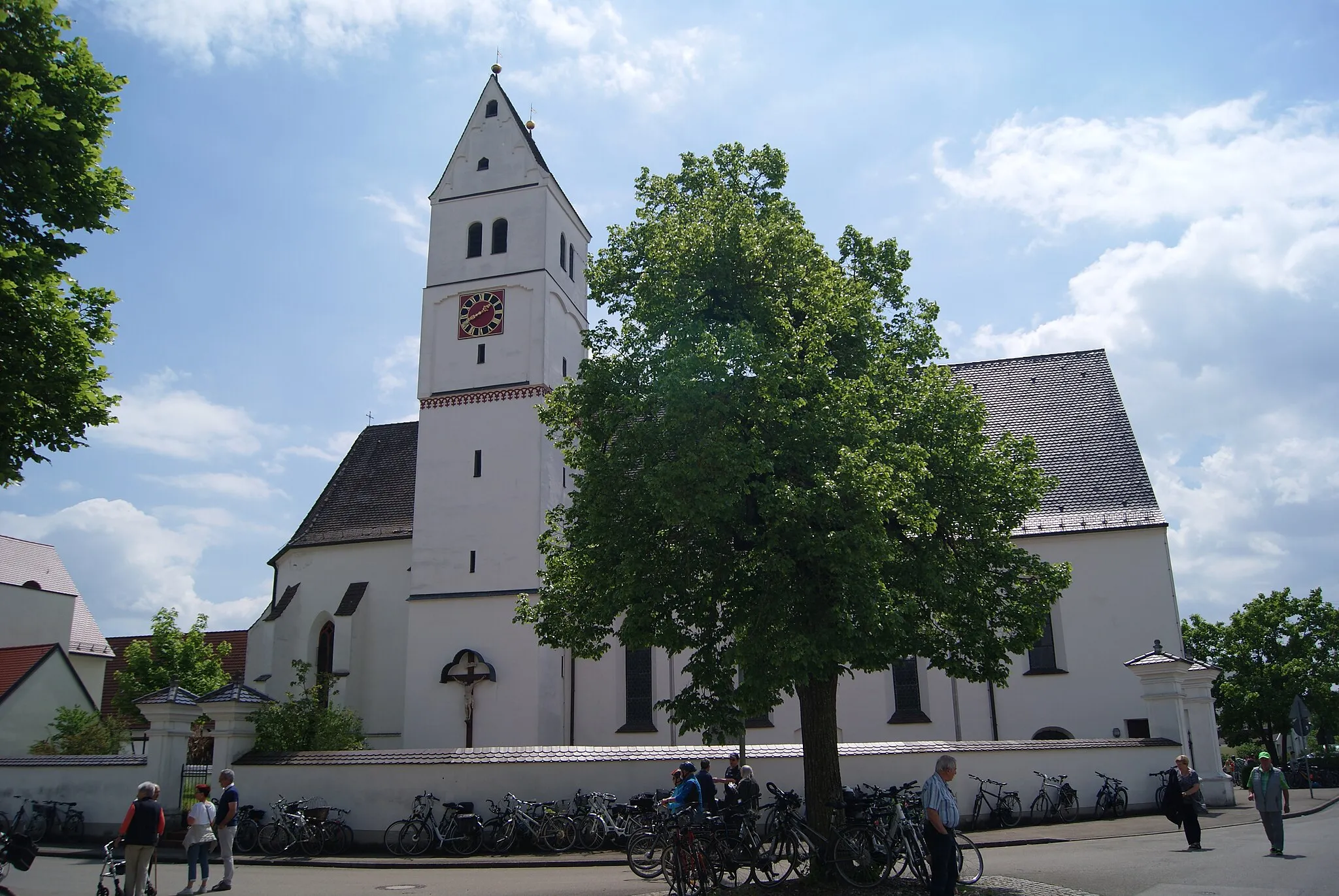 Photo showing: Kath. Pfarrkirche St. Peter und Paul; Saalbau mit eingezogenem Polygonalchor und Turm im nördlichen Winkel, von Hans Hägelin, frühes 16. Jahrhundert, im Chor bezeichnet 1519, südliches Seitenschiff und Erweiterung nach Westen 1980 ff.; mit Ausstattung