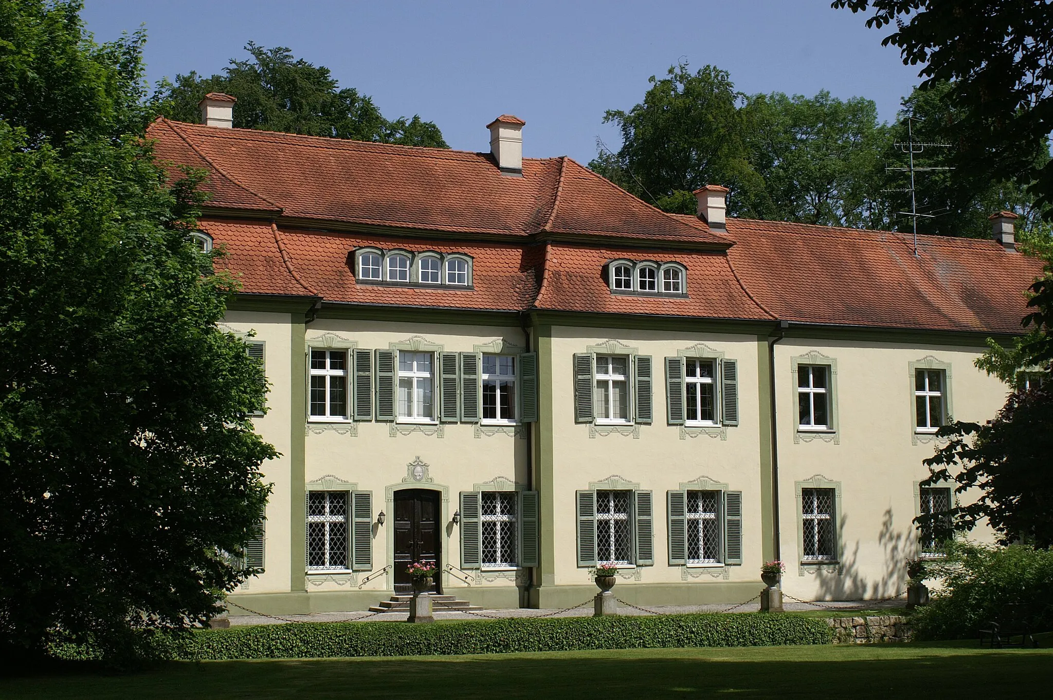 Photo showing: Das Neue Schloss der Freiherren von Freyberg in Allmendingen wurde 1782 erbaut. Das Gebäude und der Schlosspark liegen direkt an der Schmiech.