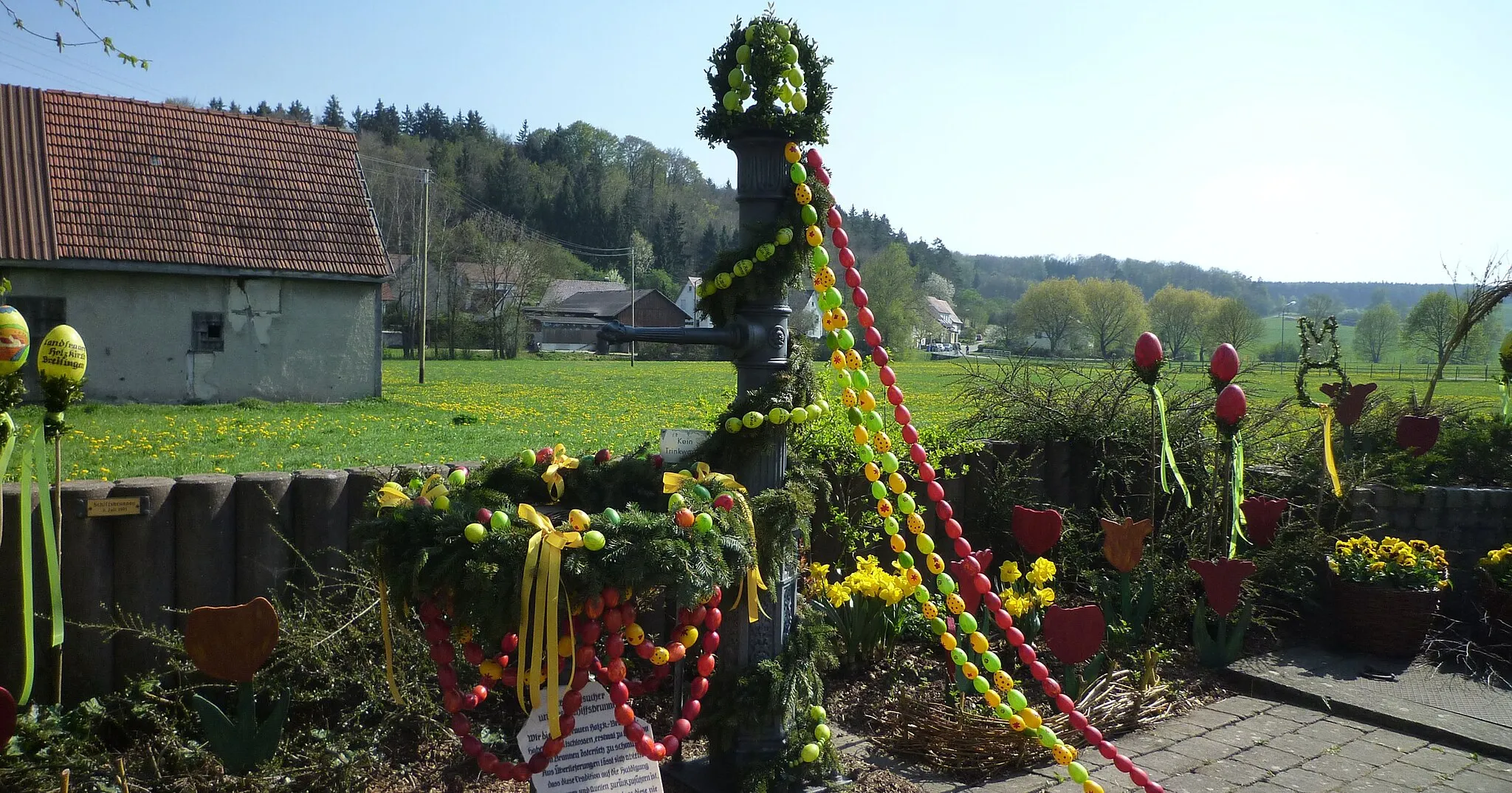 Photo showing: Breitingen im Lonetal - Osterdekoration des Schiffbrunnens03