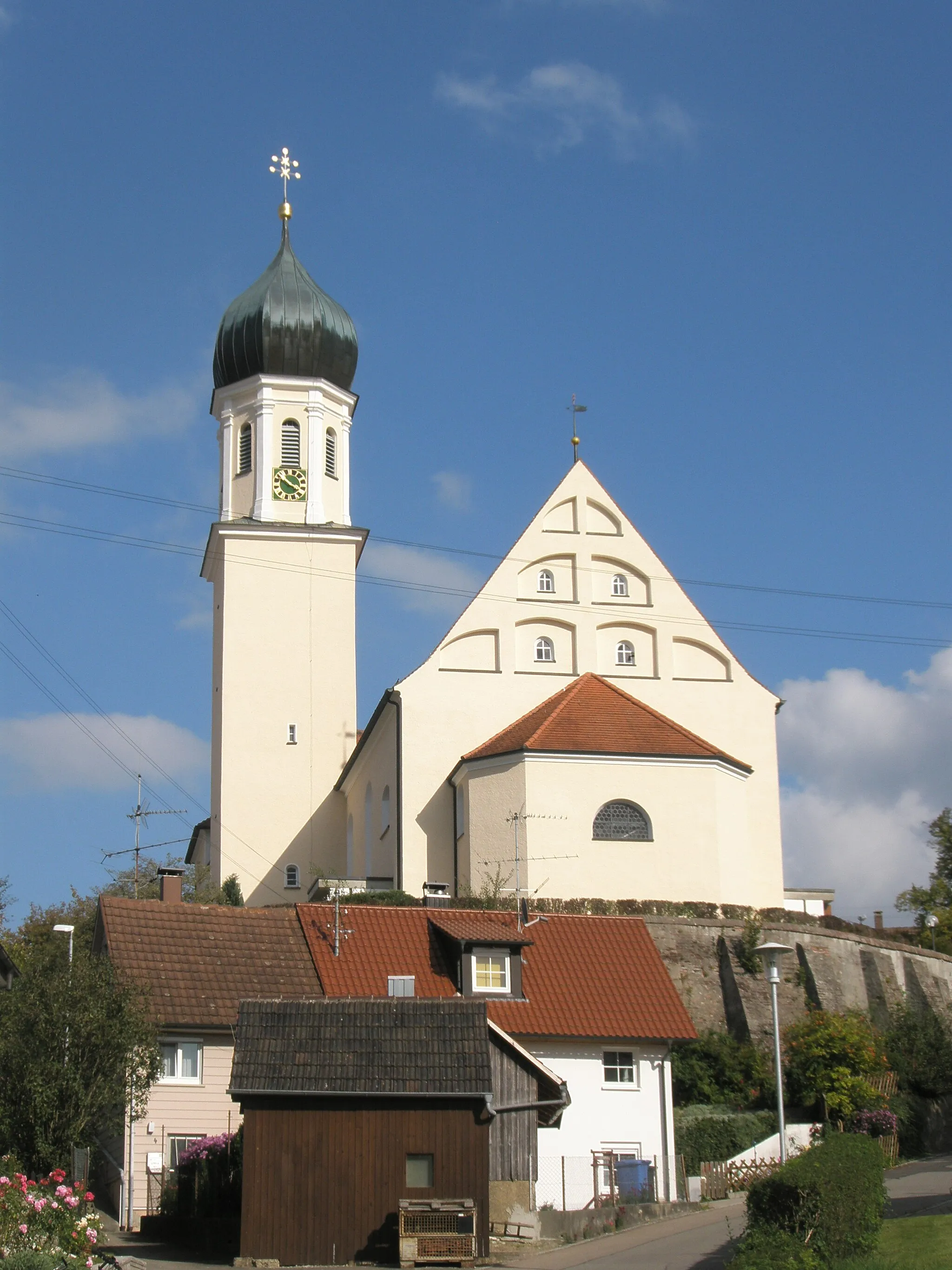 Photo showing: Die Schwendier Pfarrkirche St. Stephanus, von der Steigstraße aus gesehen.