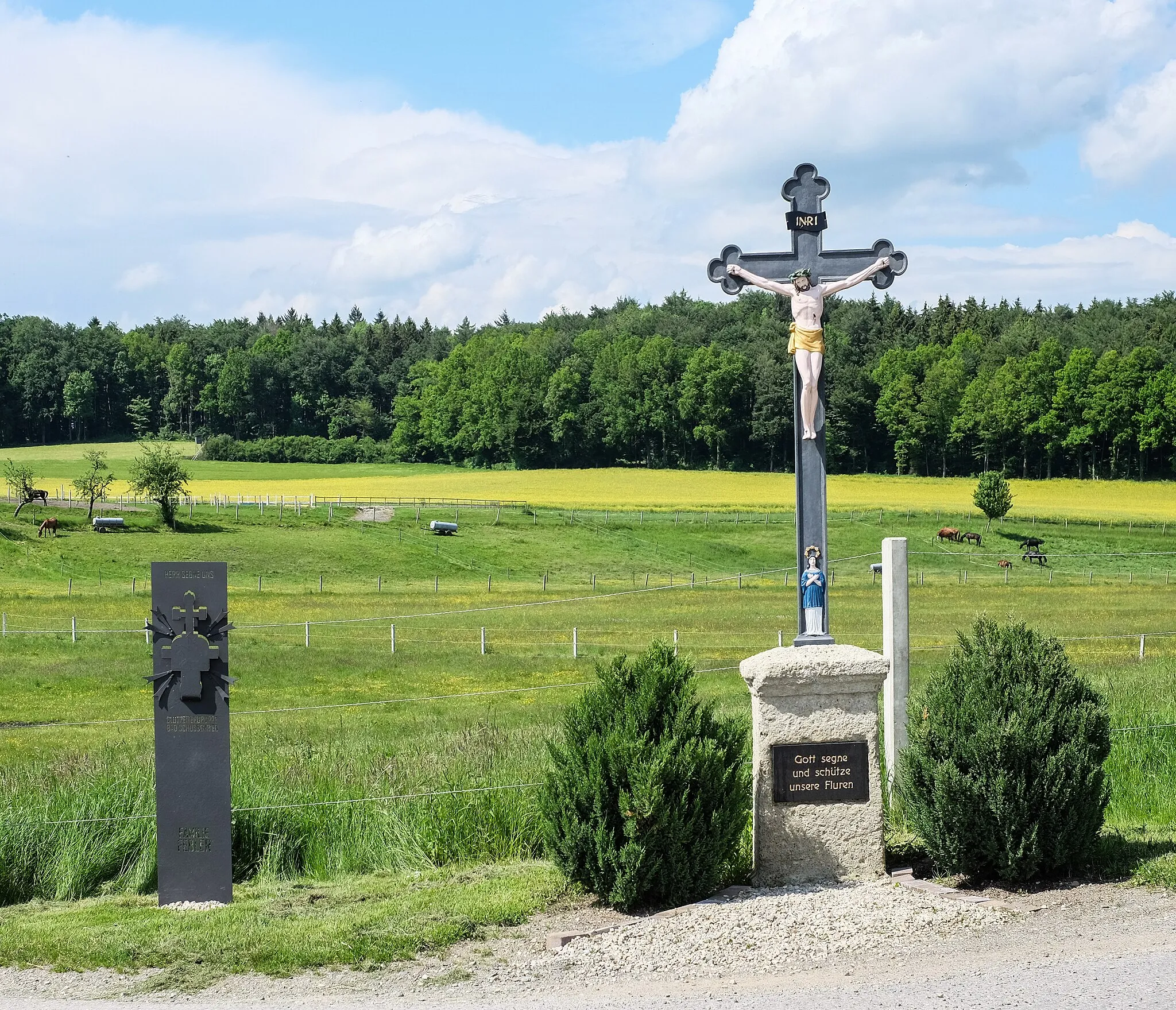 Photo showing: Stele Blutreitergruppe Bad Schussenried and wayside cross, Bad Schussenried-Dunzenhausen, district Biberach, Baden-Württemberg, Germany