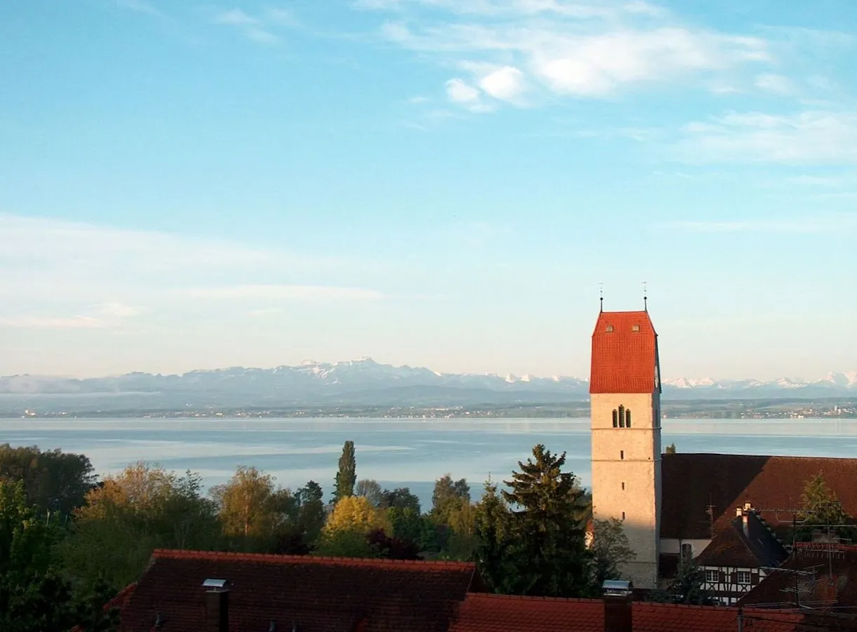 Photo showing: Kirche von Hagnau am Bodensee mit den Schweizerbergen im Hintergrund