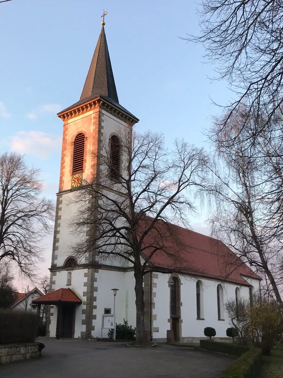 Photo showing: Die Katholische Pfarrkirche wurde 1712 erbaut. Der Turm wurde 1824 errichtet.