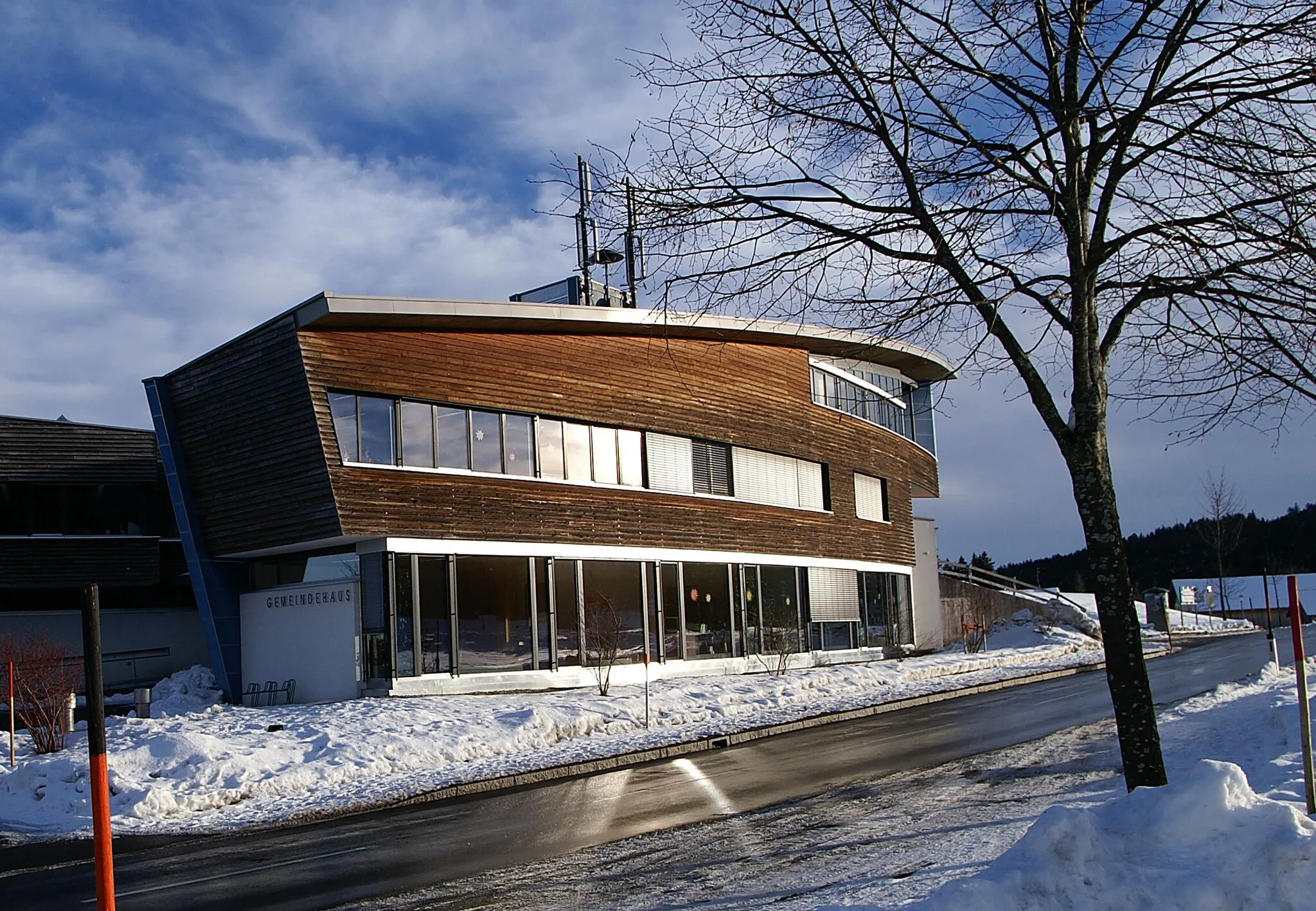 Photo showing: Gemeindehaus erbaut 1994-1996 in Möggers, Vorarlberg; Architekt: Arno Bereiter, Dornbirn