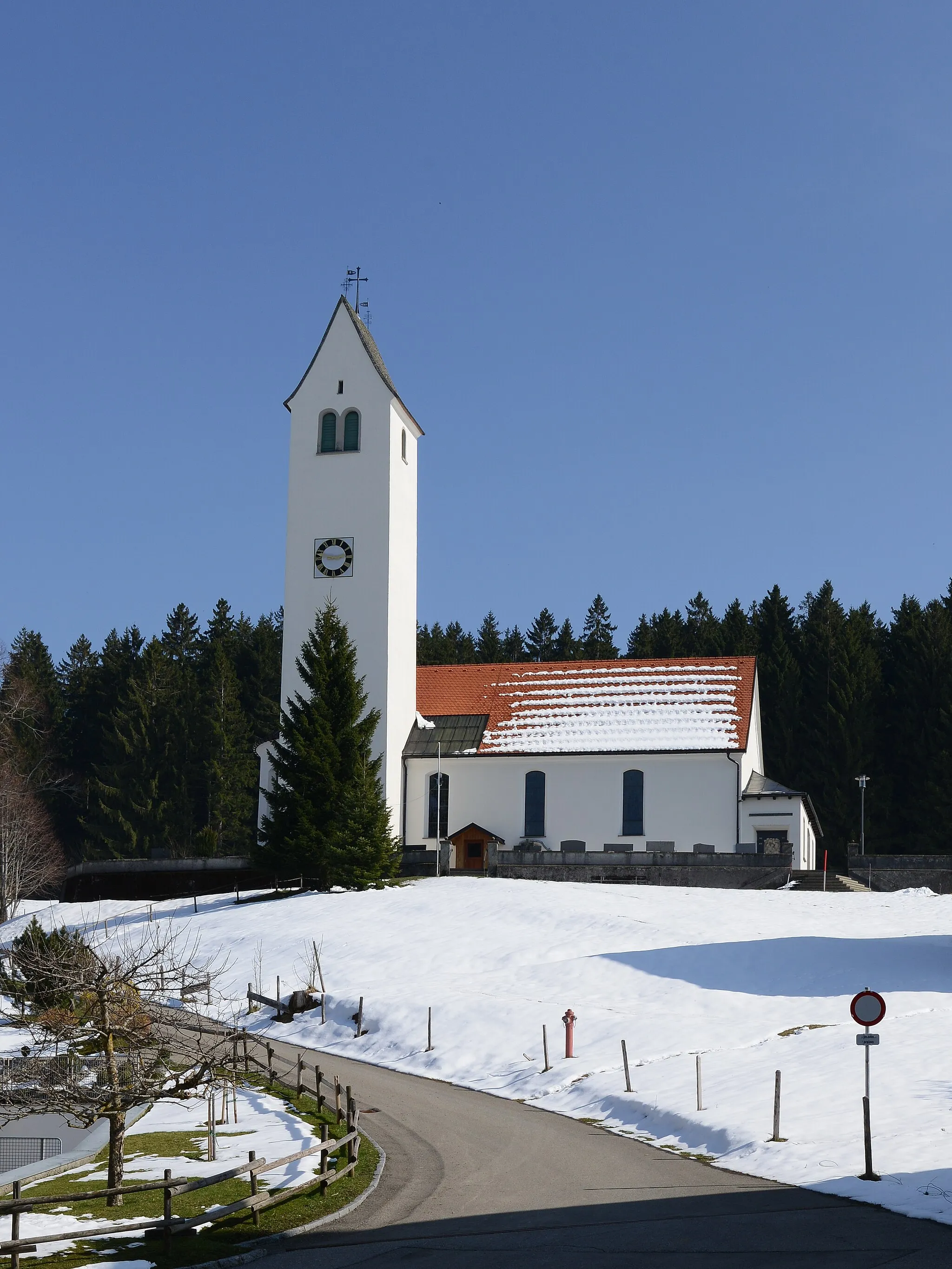 Photo showing: Pfarrkirche hl. Ulrich von Möggers in Vorarlberg von Süden.