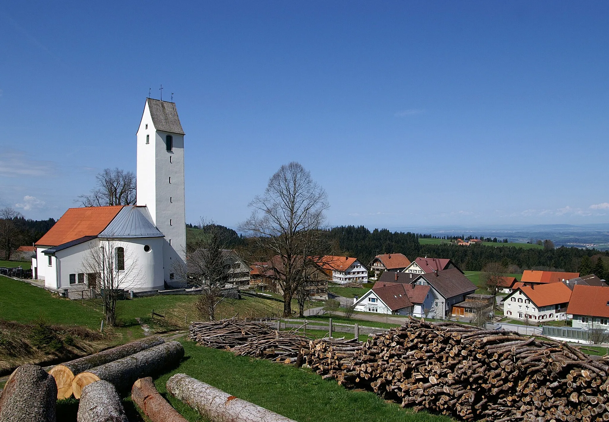 Photo showing: Pfarrkirch hl. Ulrich und Blick ins Kirchdorf von Möggers in Vorarlberg.