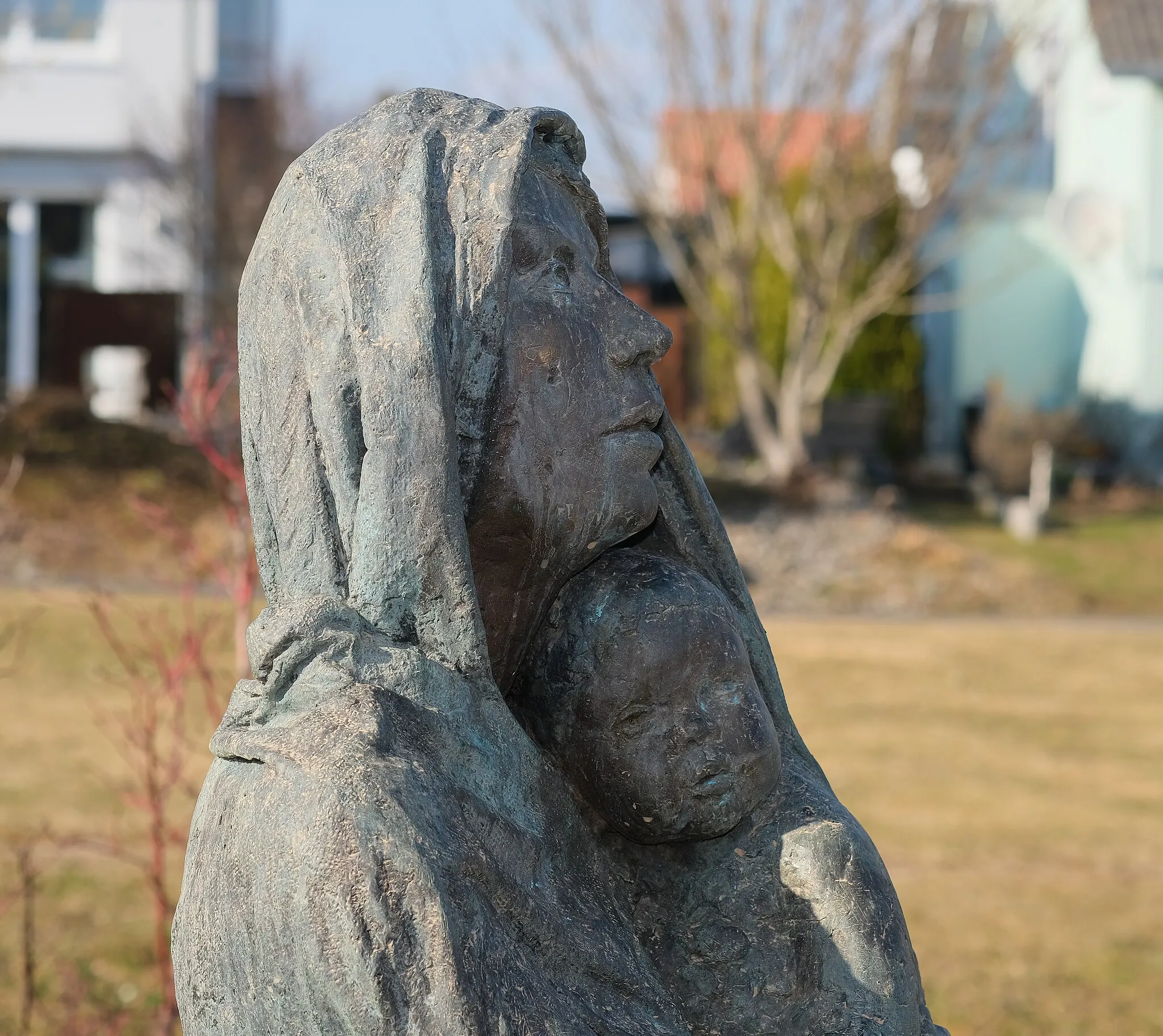 Photo showing: Sculpture mother with child, Martin Kirstein, Mönchweiler, county Schwarzwald–Baar–Kreis, Baden–Württemberg, Germany