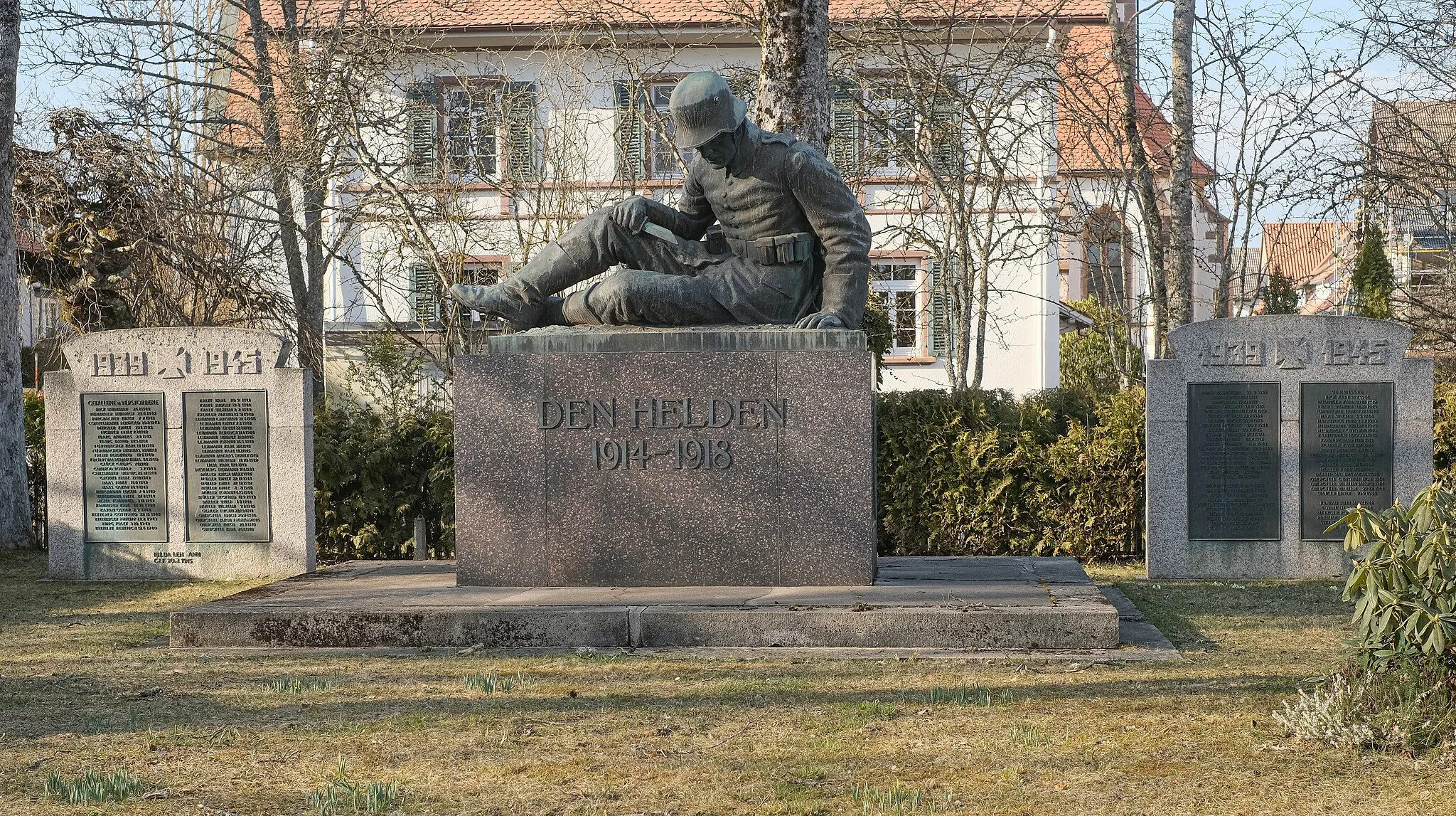 Photo showing: War memorial, Mönchweiler, county Schwarzwald–Baar–Kreis, Baden–Württemberg, Germany