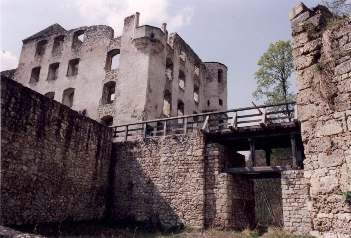 Photo showing: Schülzburg, Brücke zum „neuen“ Schloss.