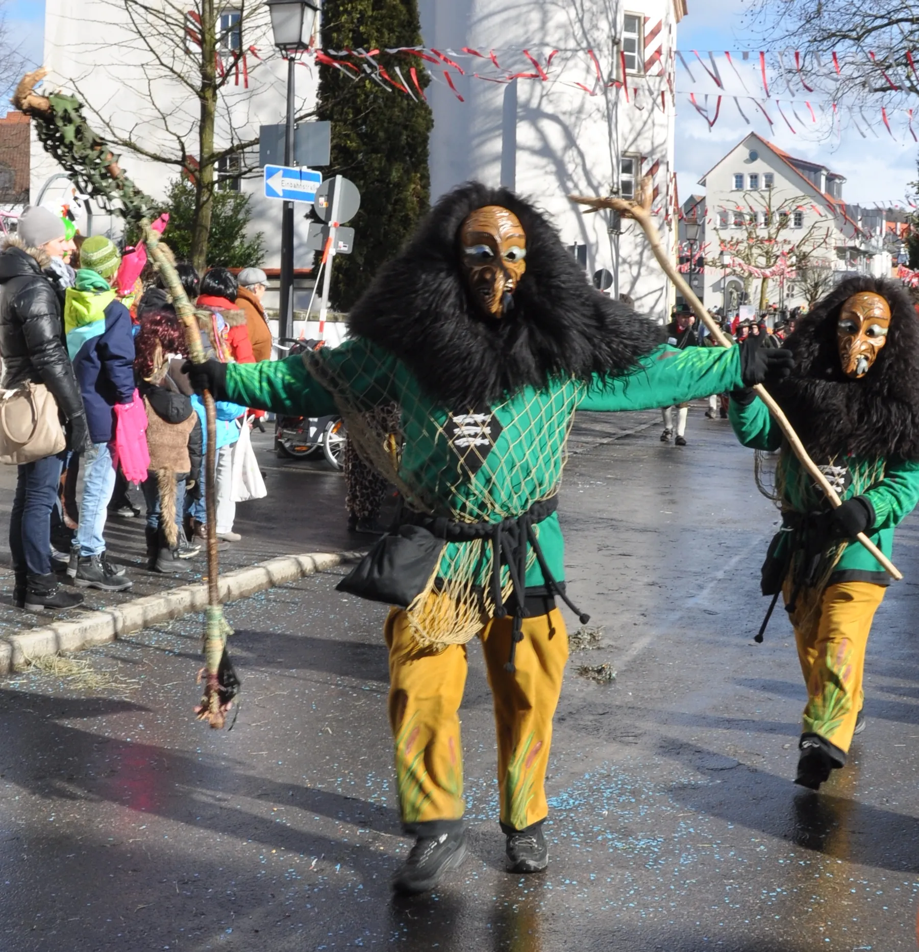 Photo showing: Narrengilde „Schwaaz'r Butz“ Unterschwarzach; Narrenfigur: Gumpa-Ma

Fotografiert beim Ringtreffen des Alemannischen Narrenrings (ANR) 2014 in Weingarten; Narrensprung am 9. Februar 2014