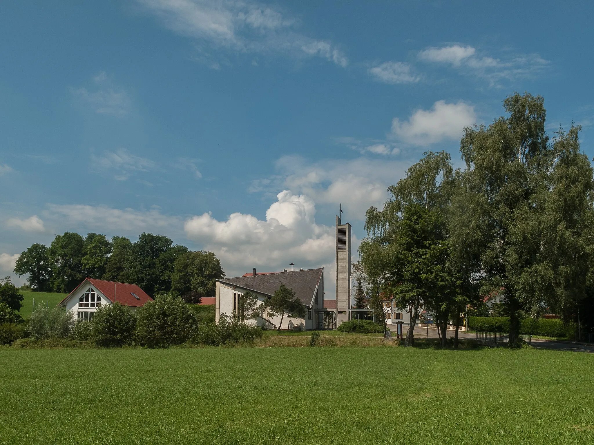 Photo showing: Spindelwag, church in the street