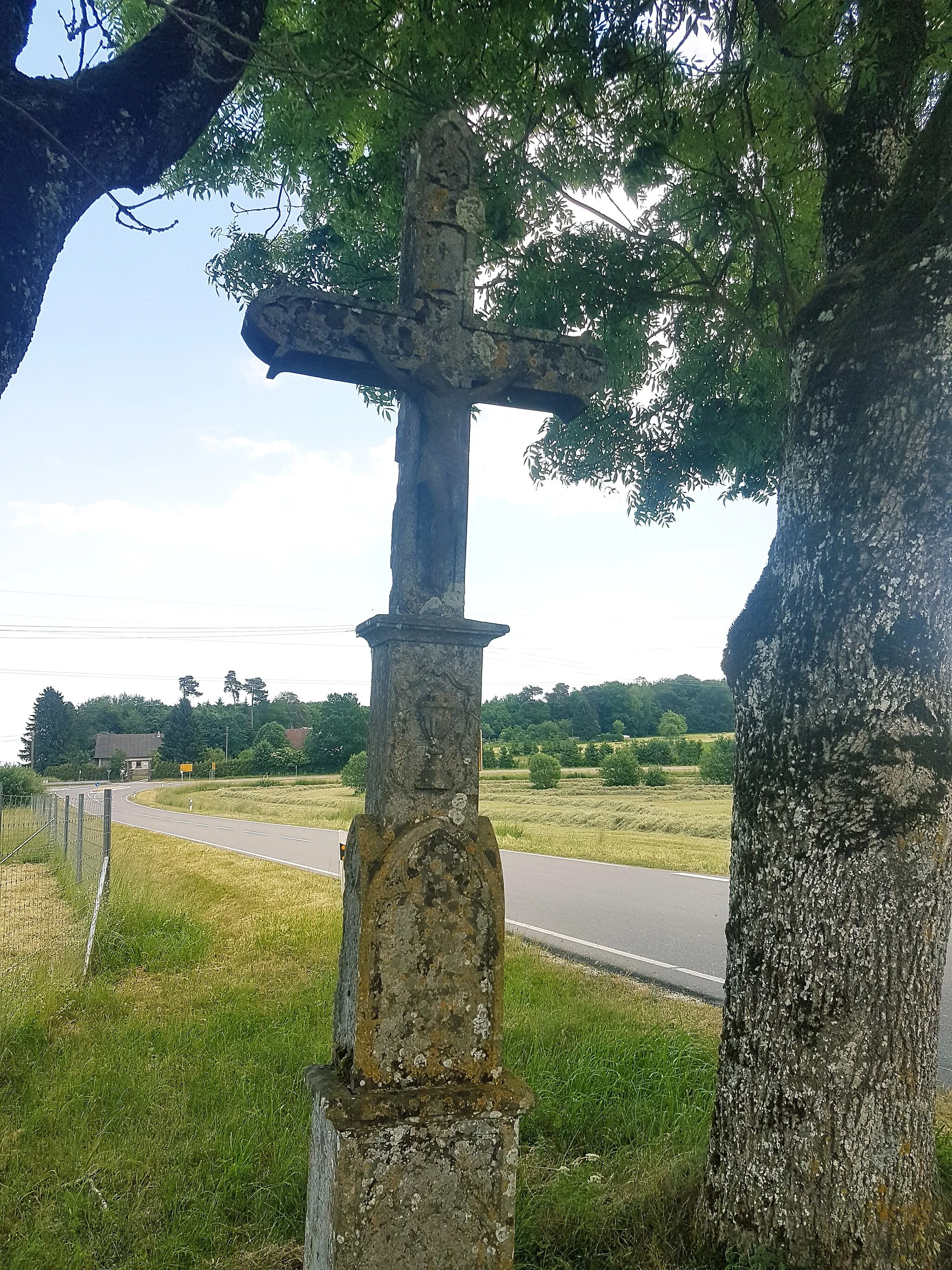 Photo showing: Wegkreuz am Ortseingang von Boll an der Mainwanger Straße