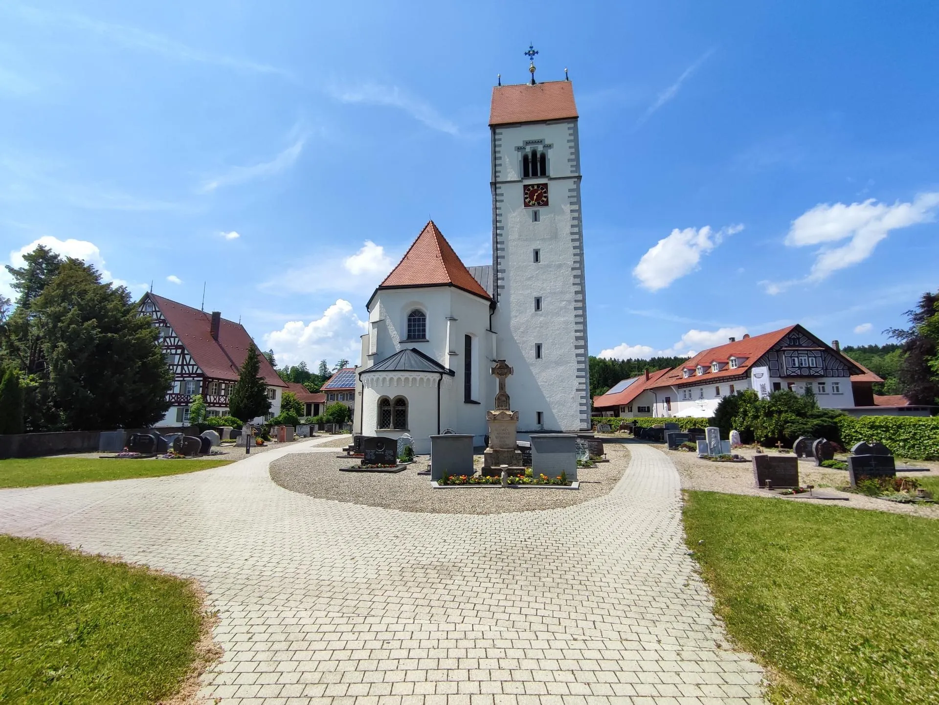 Photo showing: Klassisches Ortsbild in Oberschwaben: Kirche, Pfarrhaus, Gasthaus