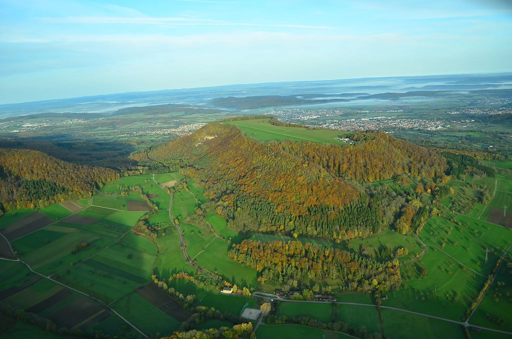 Photo showing: Auf dem Bild ist der Farrenberg zu sehen. Das Bild wurde aus einem Segelflugzeug vom FSV Mössingen gemacht.
